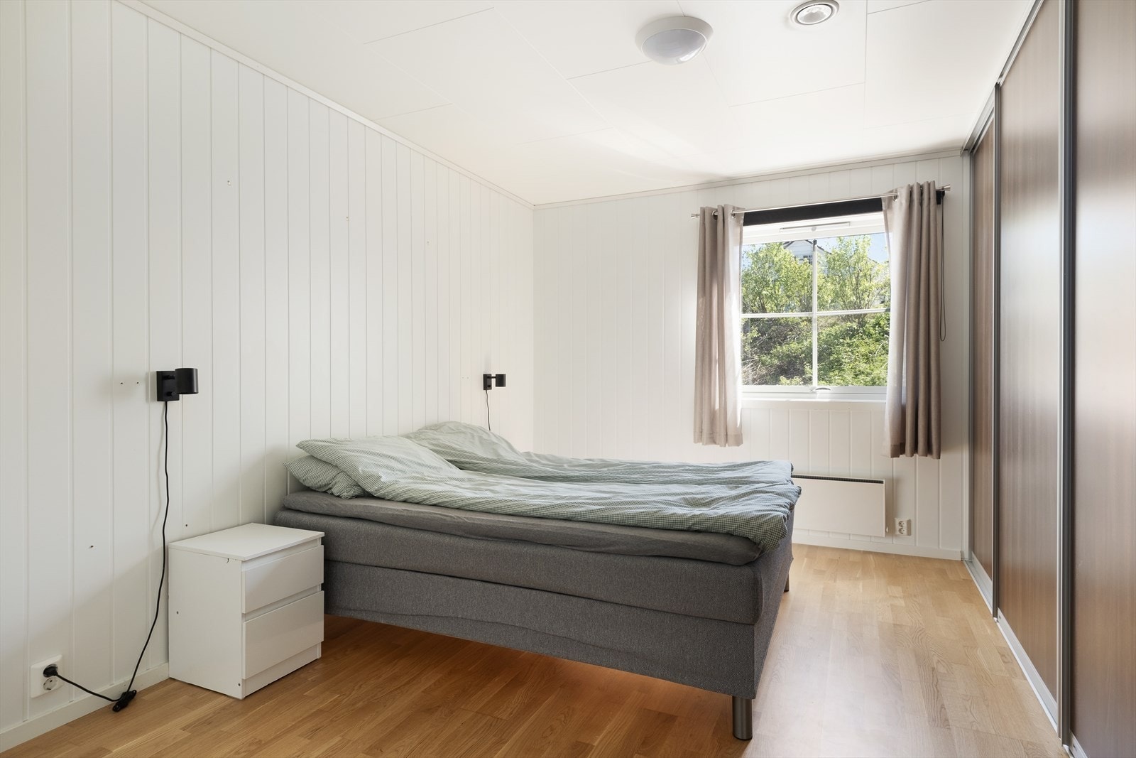 Hovedsoverommet er av god størrelse med romsleg og praktisk skyvedørsgarderobe som gjev god oppbevaringsplass. Galleribilde