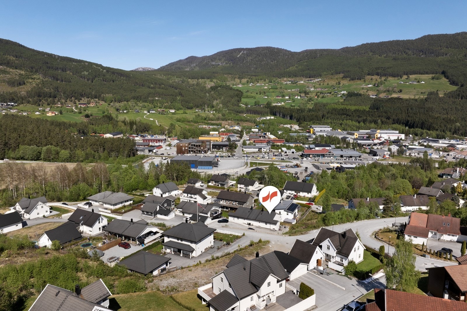 Leilegheita ligg i barnevenleg buområde på Kaupanger med gangavstand til blant anna idrettsanlegg, skule, barnehage og daglegvarebutikk. Galleribilde