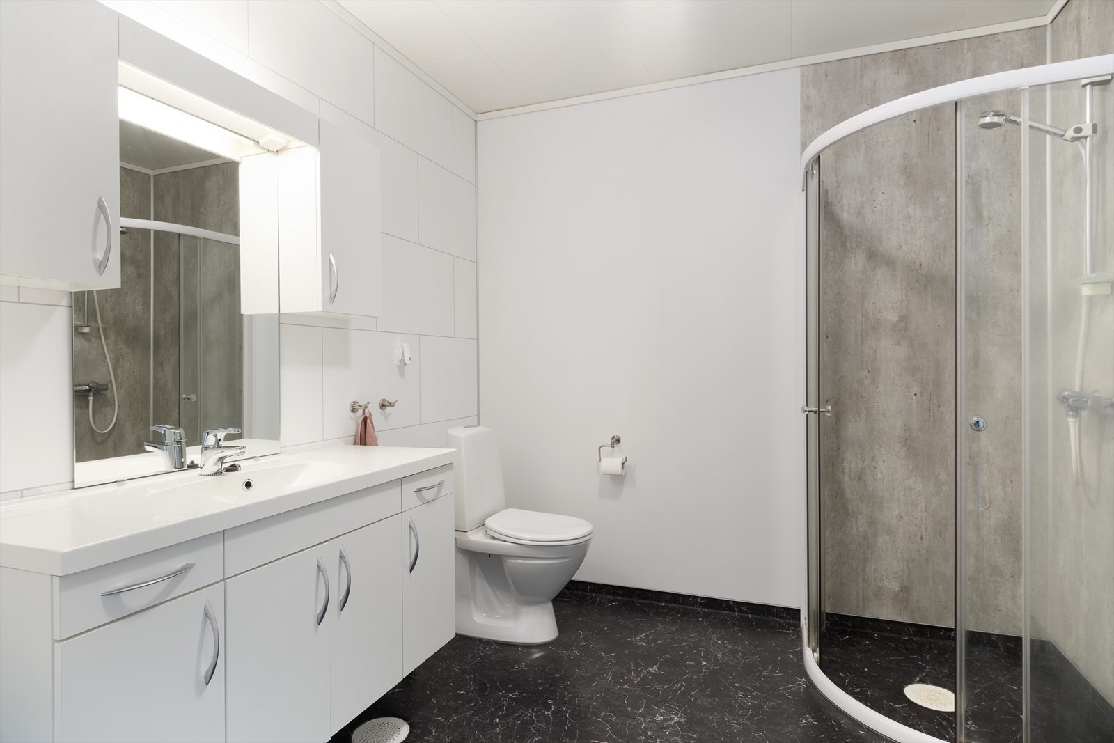 Badet er romsleg og har vinylbelegg på golv og baderomsplater på vegger. Varmekablar i golv. Galleribilde