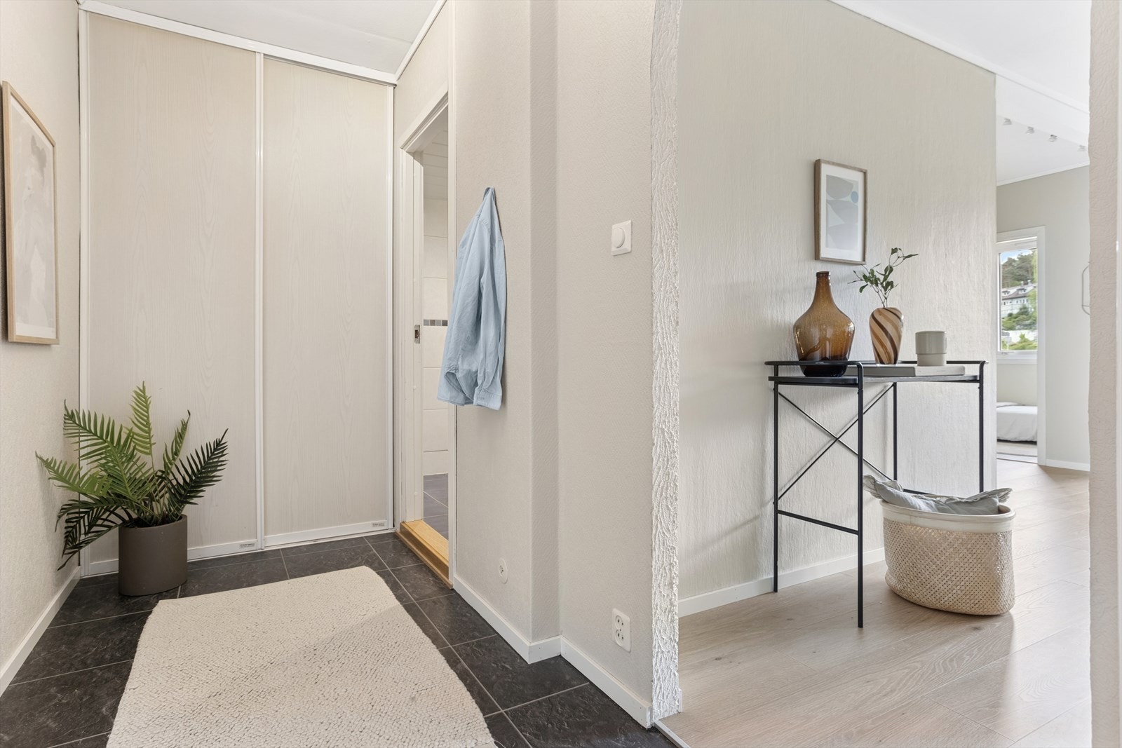 Entré på 6 m² med skyverørsgarderobe og god plass til å henge fra seg yttertøy. Galleribilde