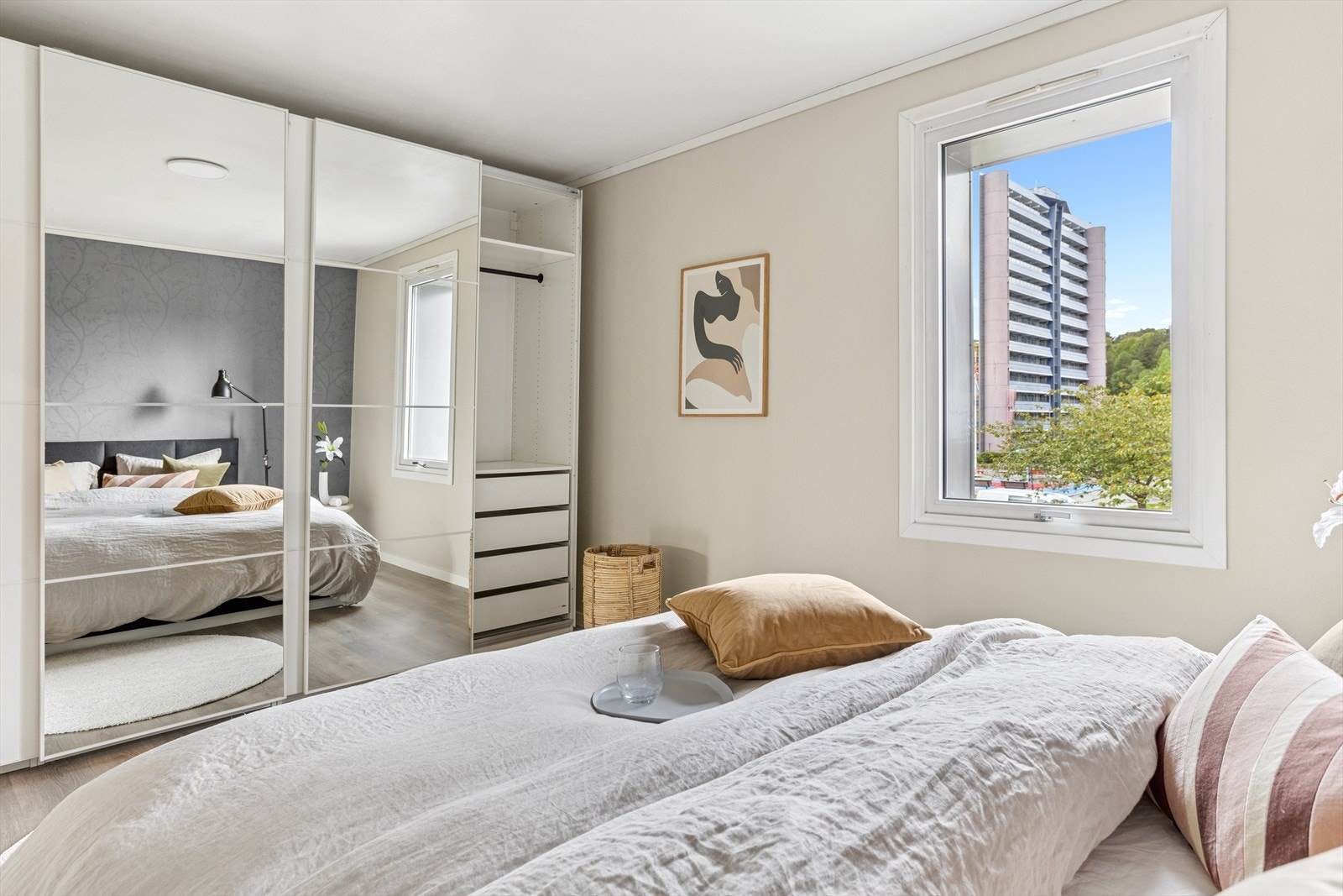Romslig soverom med stor skyvedørsgarderobe. Galleribilde