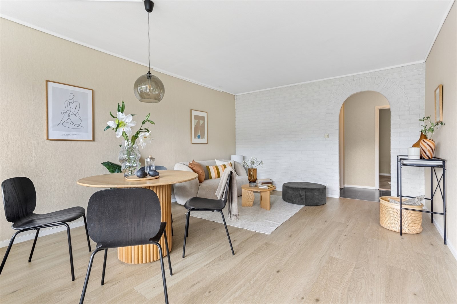 Stuen er lyst og trivelig med god plass til både sofagruppe og spisebord. Galleribilde