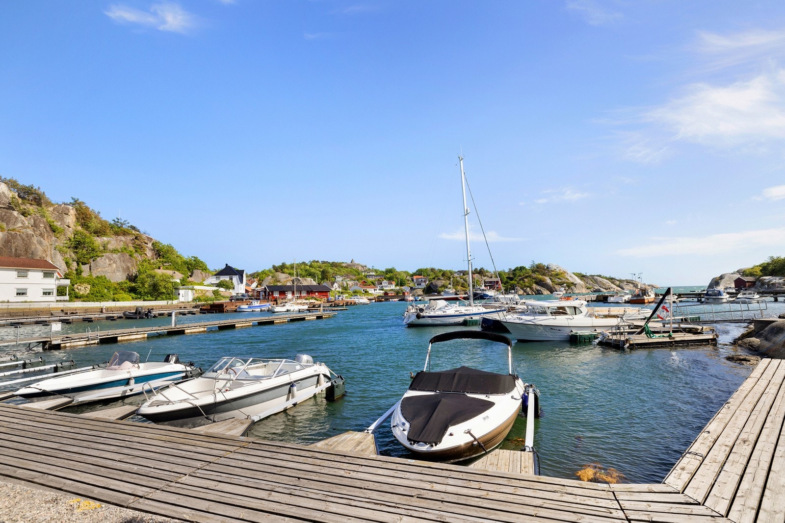 Selger disponerer båtplass helt vest ved Ula Badestrand, denne kan etter egen avtale være mulig å leie for sommeren 2025 hvis det skulle være av interesse Galleribilde