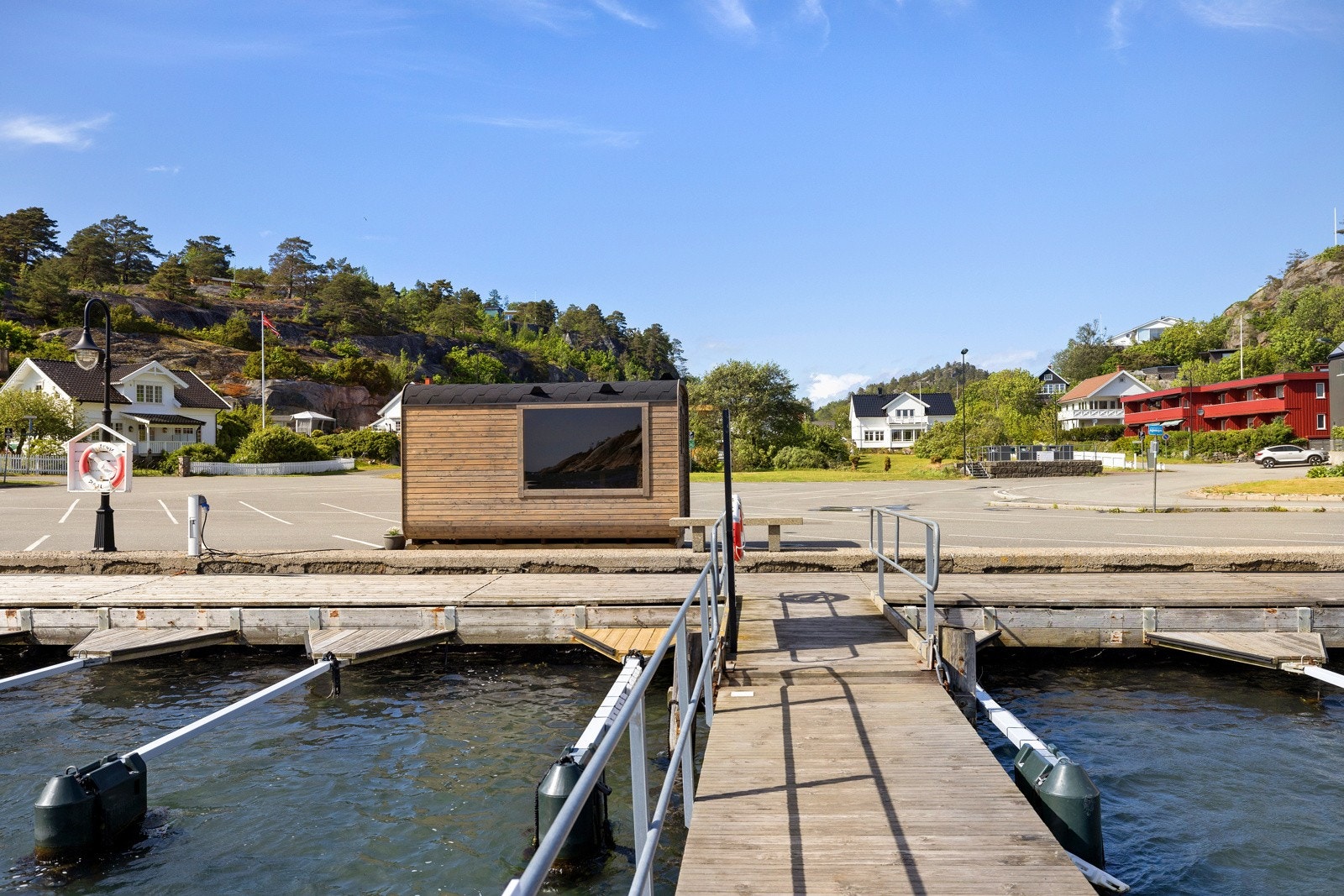 På bryggen står det en sauna som er mulig å booke, her kan du senke skuldrene og finne hvilepulsen etter mange timer på sjøen Galleribilde