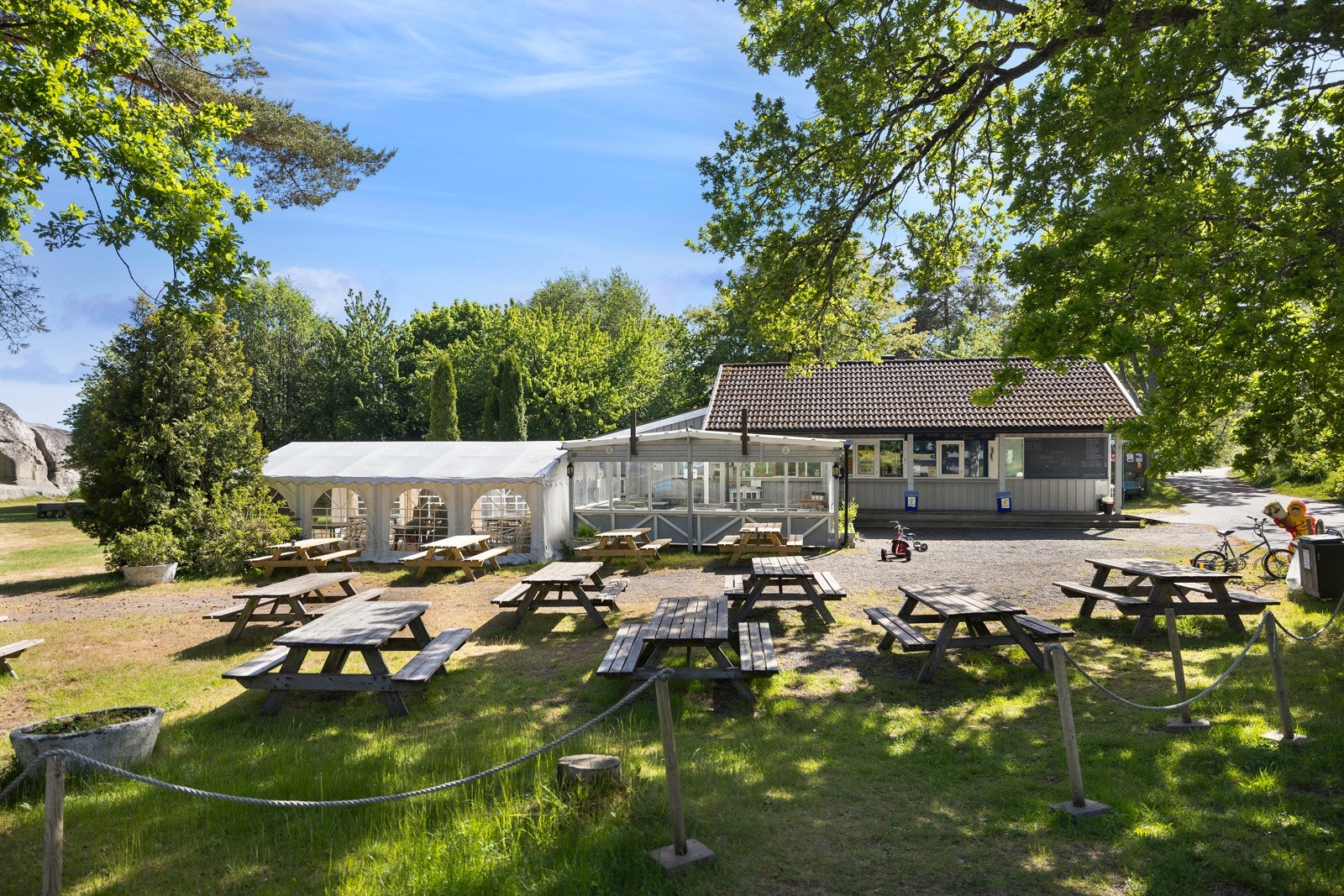 På vei til Ula Badestrender passer du Ula Pizzeria og Strandkiosken, her kan du nyte en deilig italiensk pizza eller en is om du vil Galleribilde