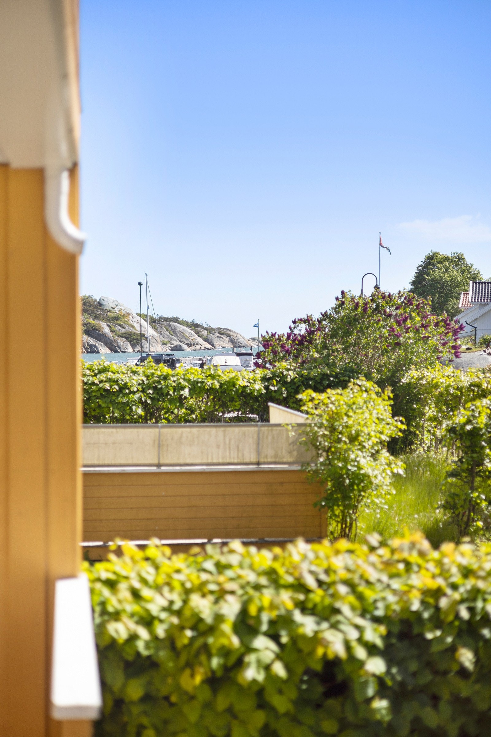 Fra terrassen og hagen ser du ned til Ula Marina Galleribilde