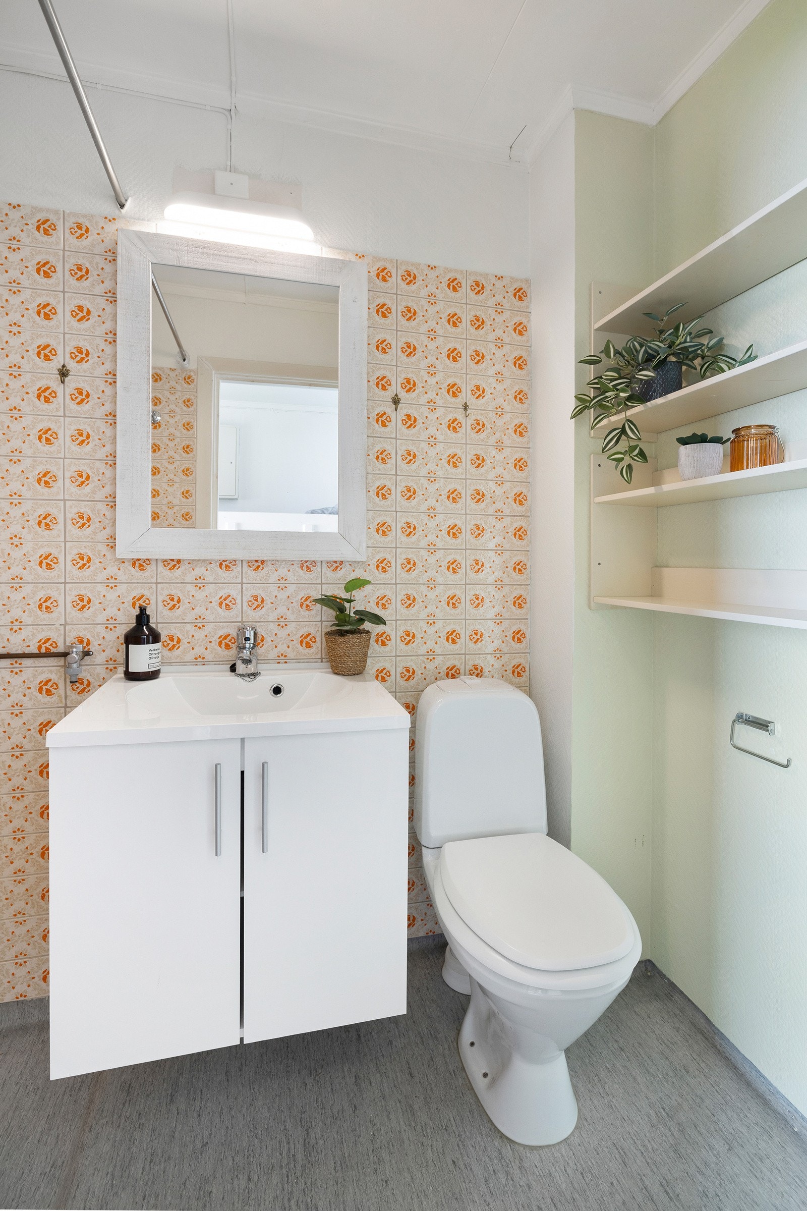 Leiligheten har et eldre og sjarmerende bad Galleribilde