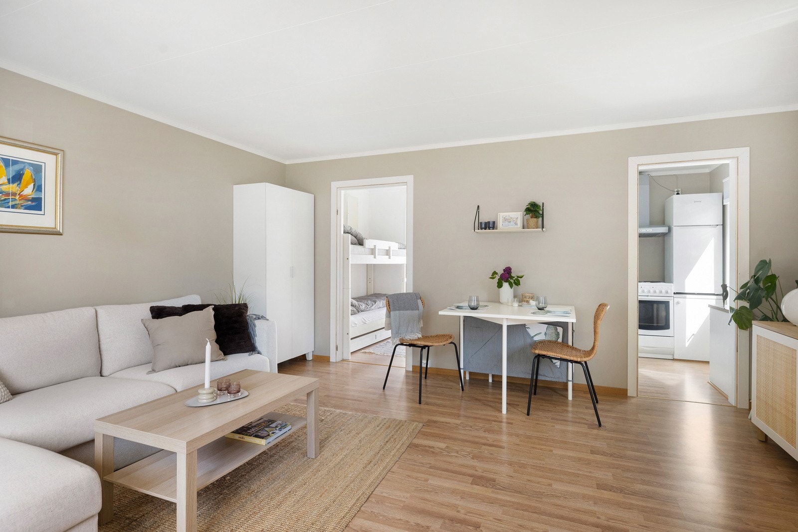 Stuen er malt i tidsriktig og flott farge Galleribilde