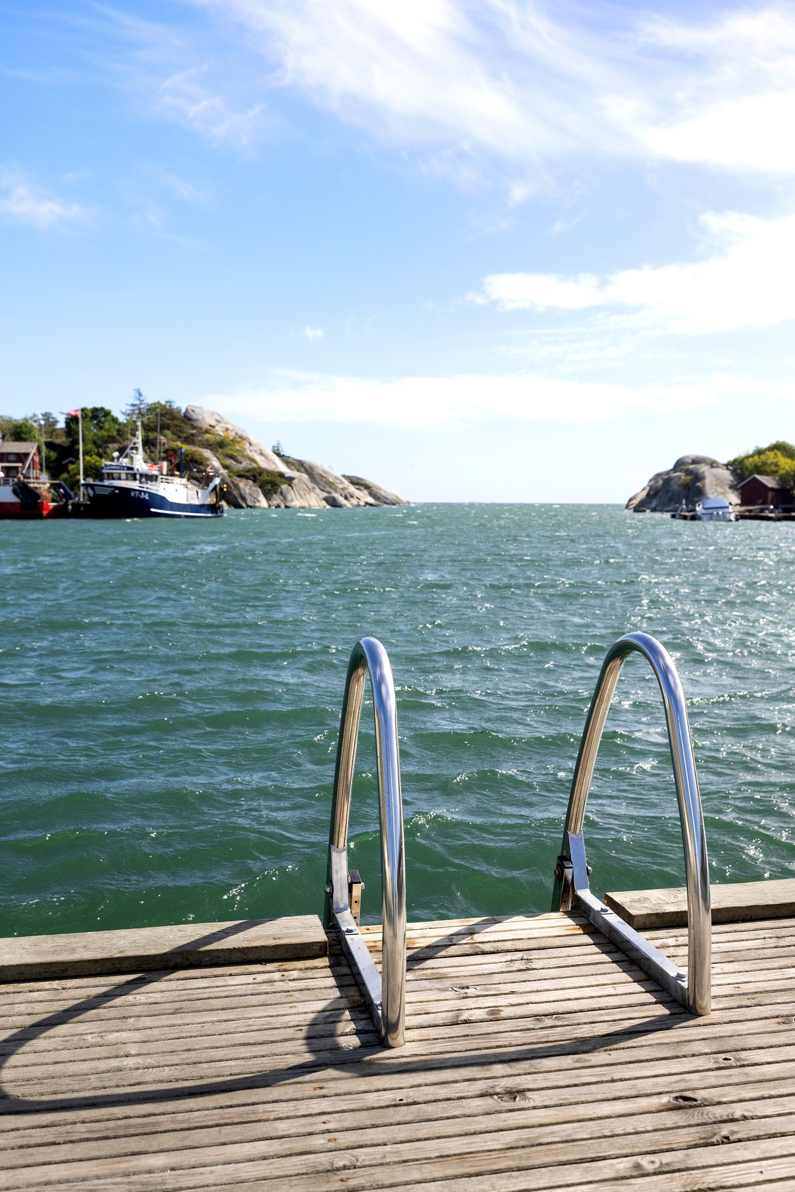 Fra bryggen kan du ta deg et nydelig bad Galleribilde