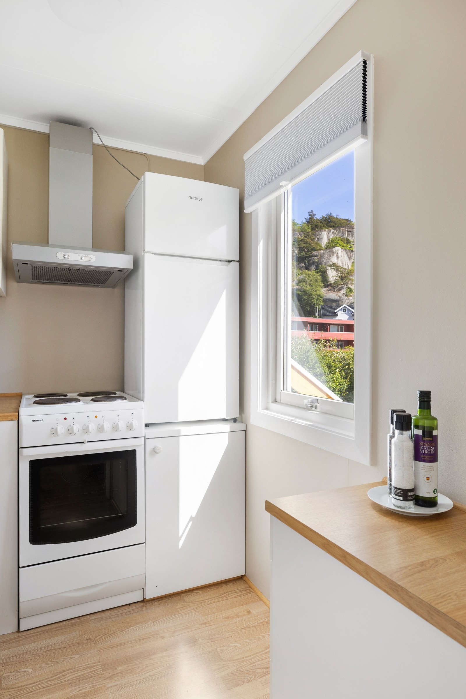 Kjøkkeninnredning med slette fronter, benkeskap med stålvask antatt fra byggeår og benkeplate i laminat. Noen benkeskap og overskap er supplert i senere tid Galleribilde