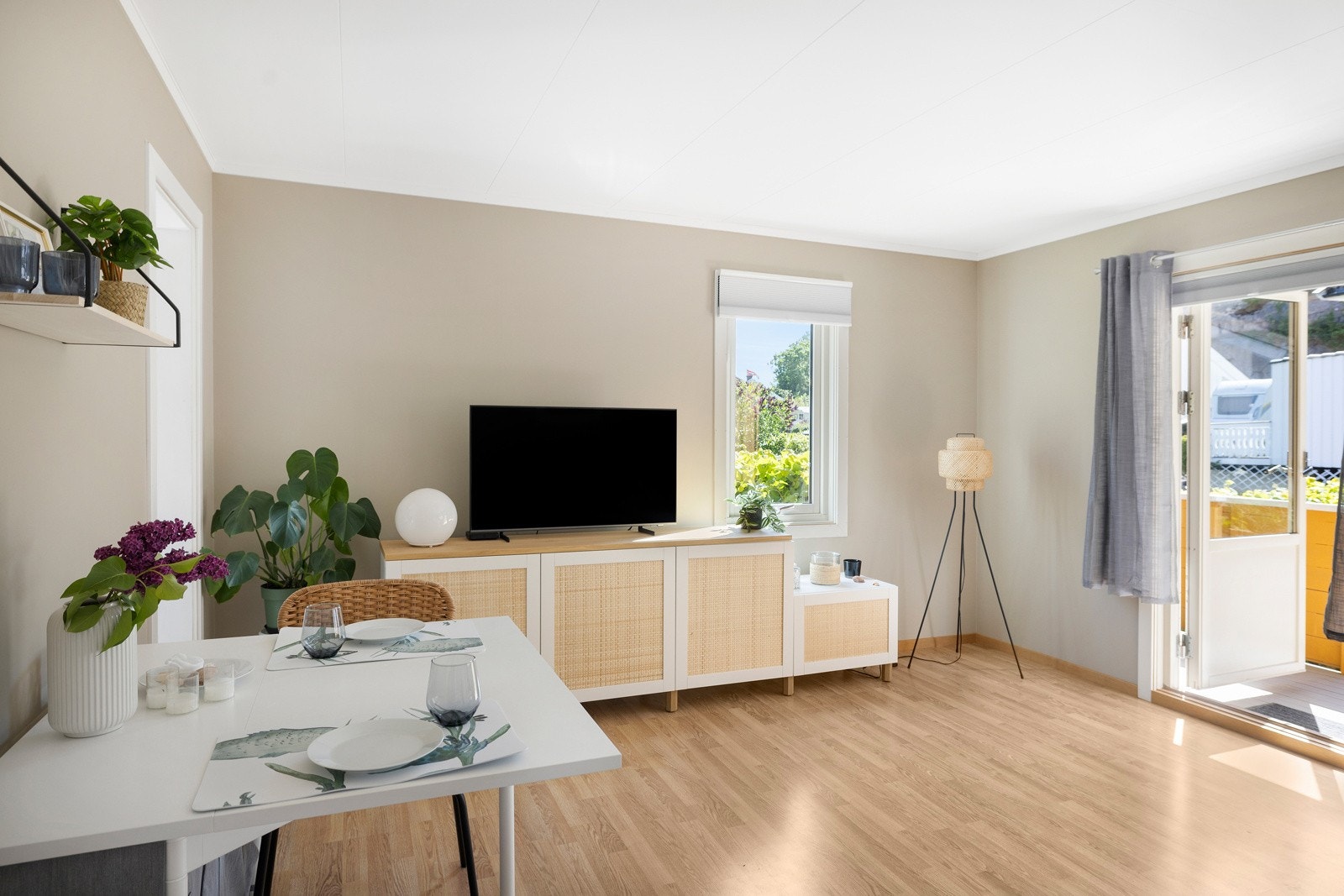 Leiligheten inneholder entré som i dag er innredet med køyeseng, stue, kjøkken og bad Galleribilde