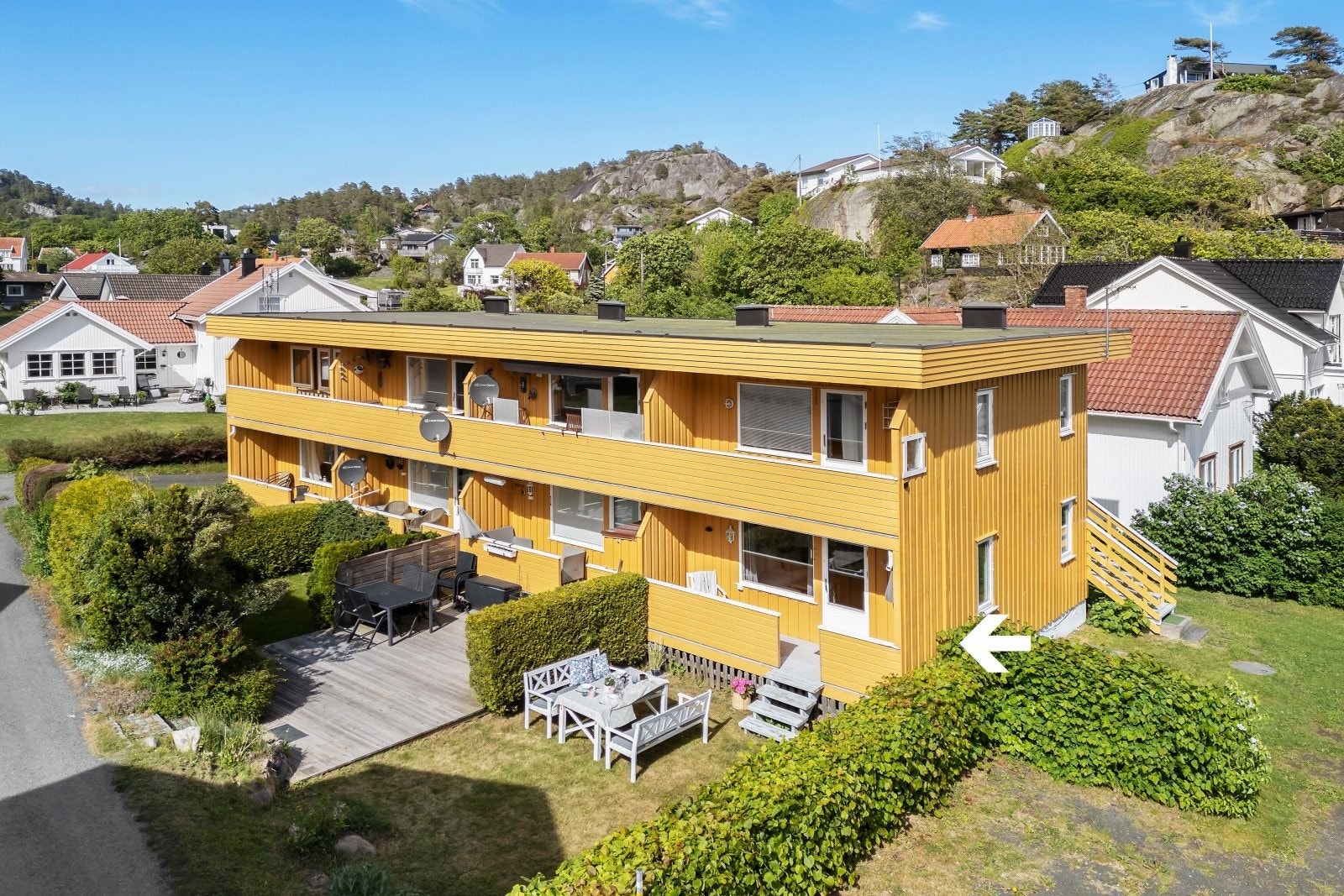 Dette er en sjarmerende og lettstelt ferieleilighet beliggende ved havnen i den populære og idylliske sommerlandsbyen Ula Galleribilde
