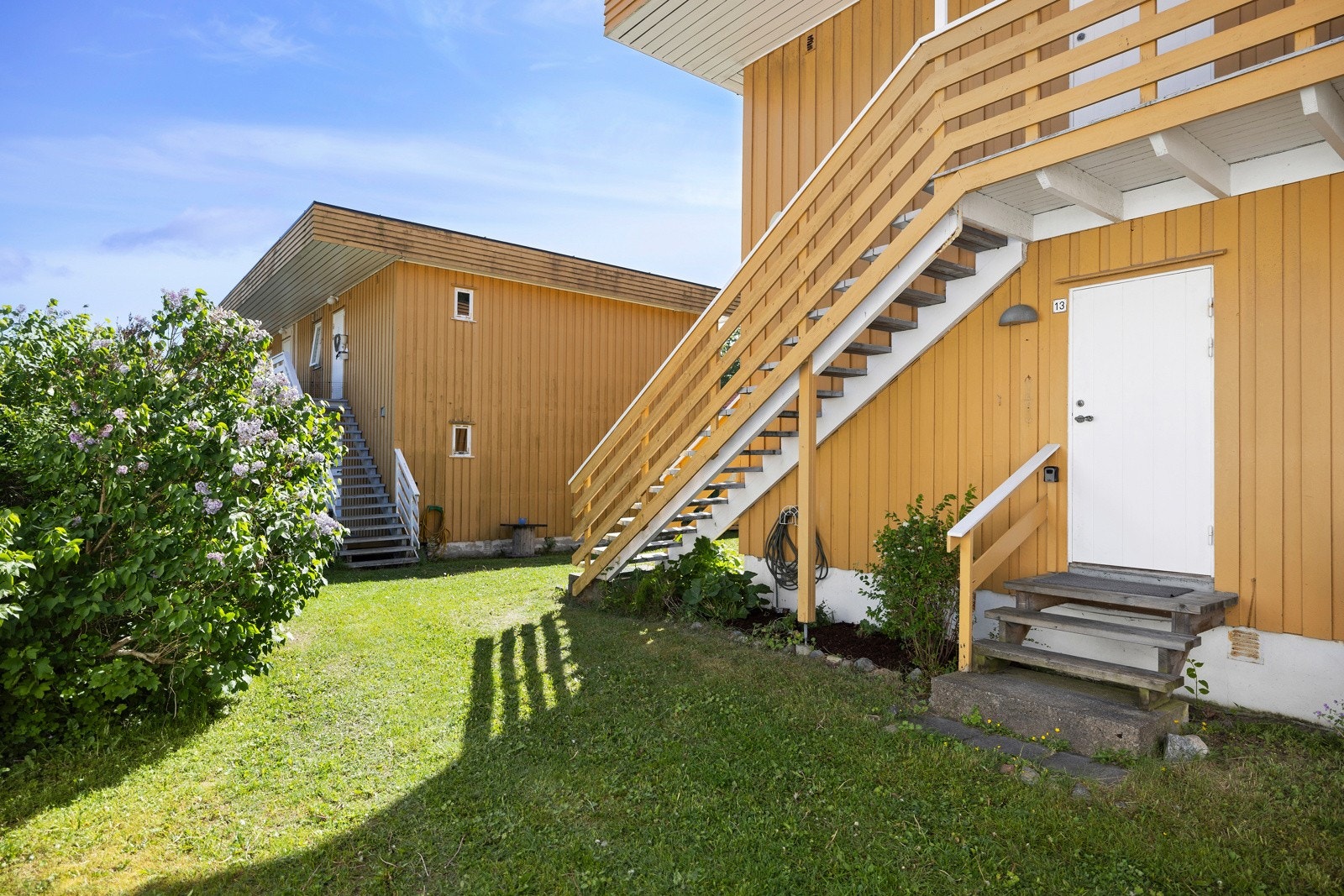 Ferieleiligheten er bygget i 1969 og er fint plassert på enden av bygget i 1.etasje Galleribilde