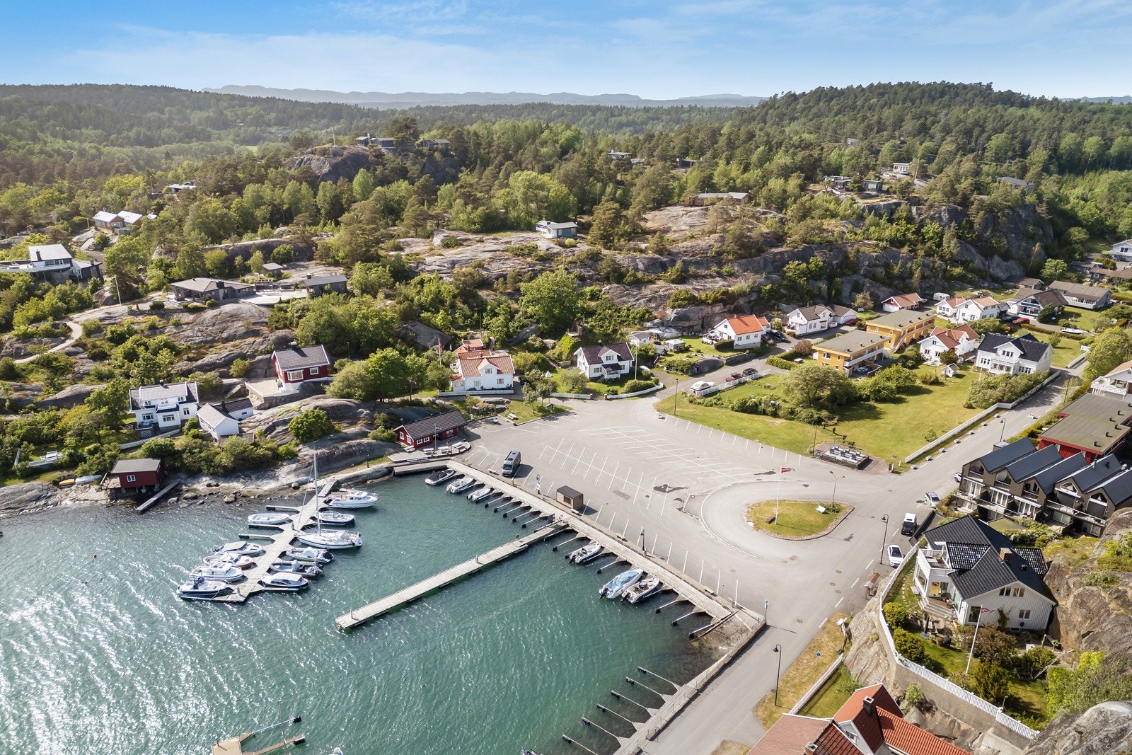 En kort spasertur fra leiligheten finner du Ula Marina Galleribilde