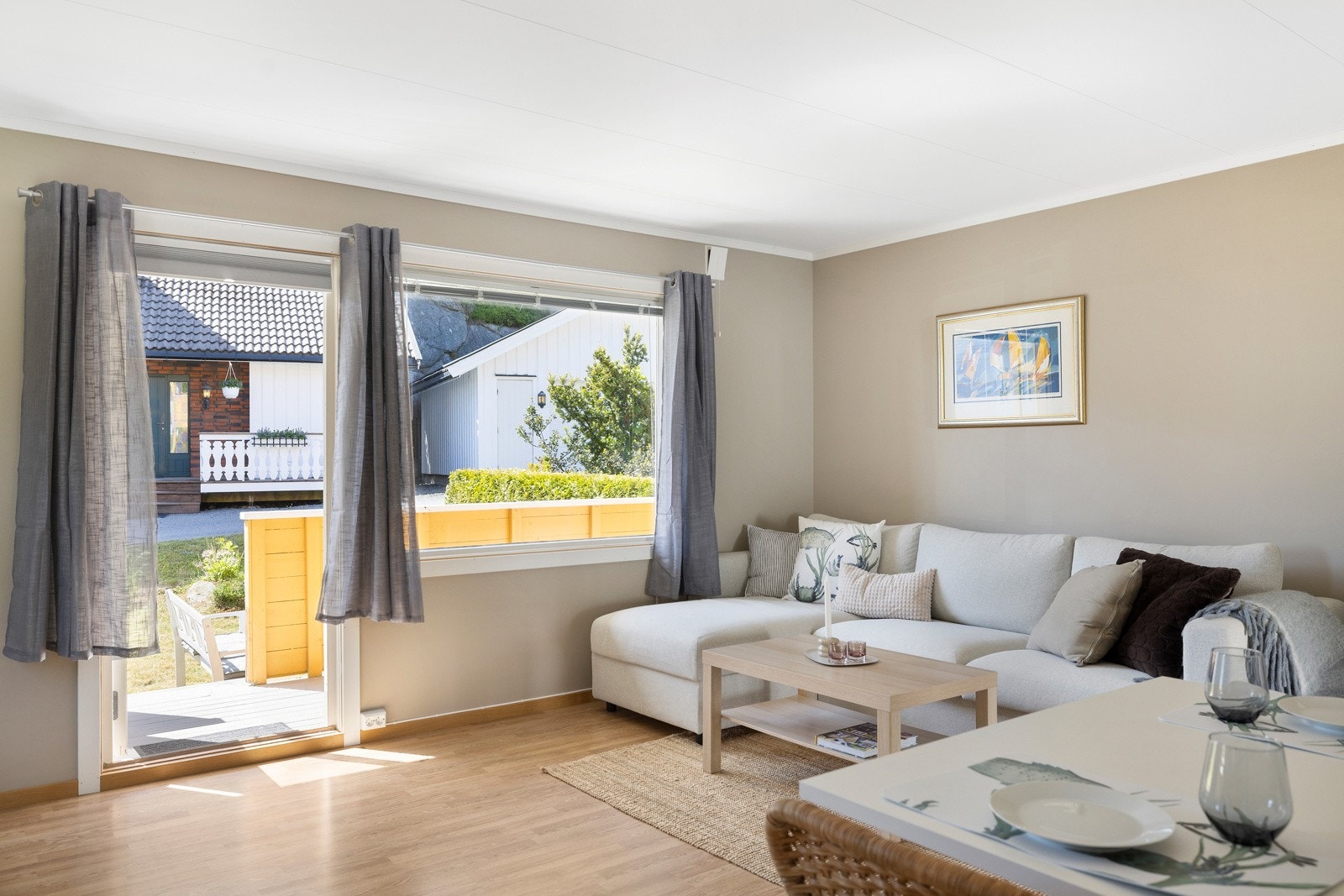 Stuen har plass til sofagruppe og en liten spisegruppe Galleribilde