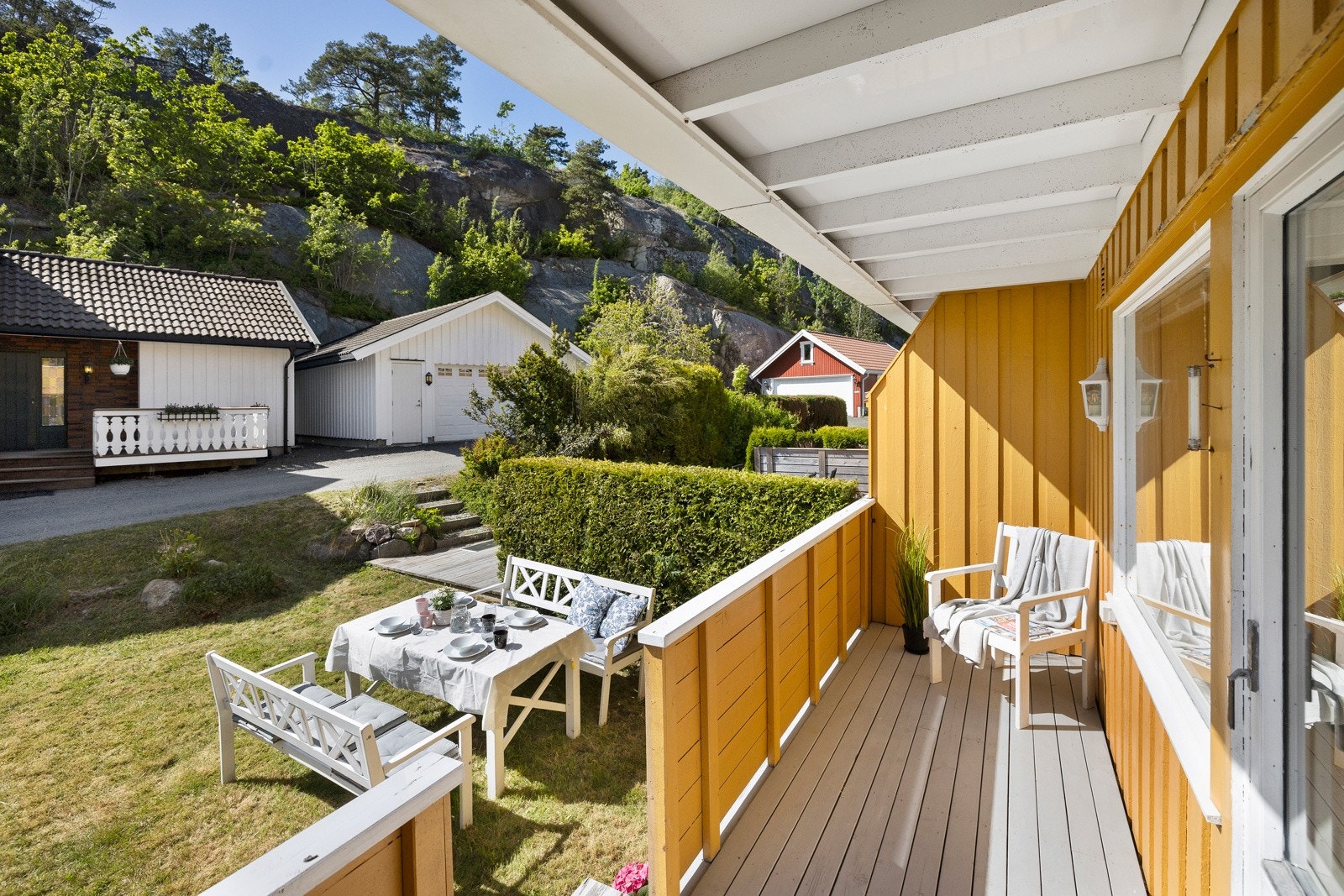 Fra stuen er det utgang til en koselig terrasse med trapp til felles hage for sameie Galleribilde