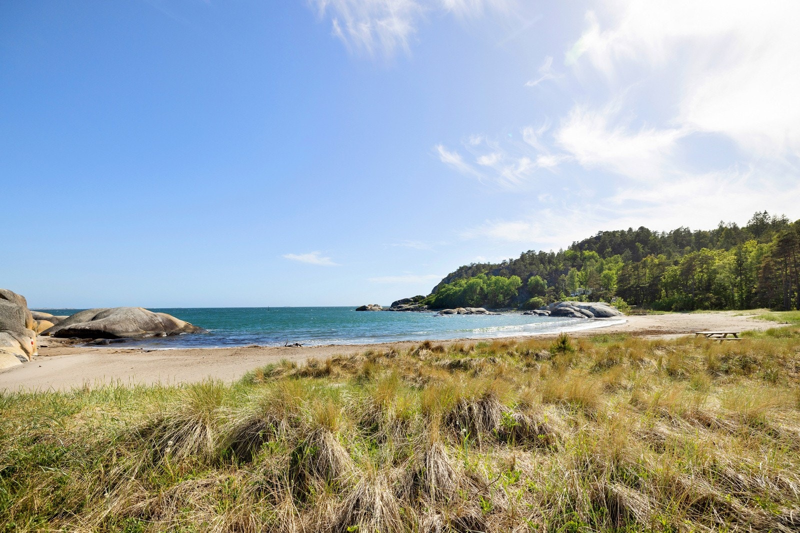 Ula Badestrender er en todelt strandperle med både stor og liten strand, omgitt av svaberg og lune viker Galleribilde
