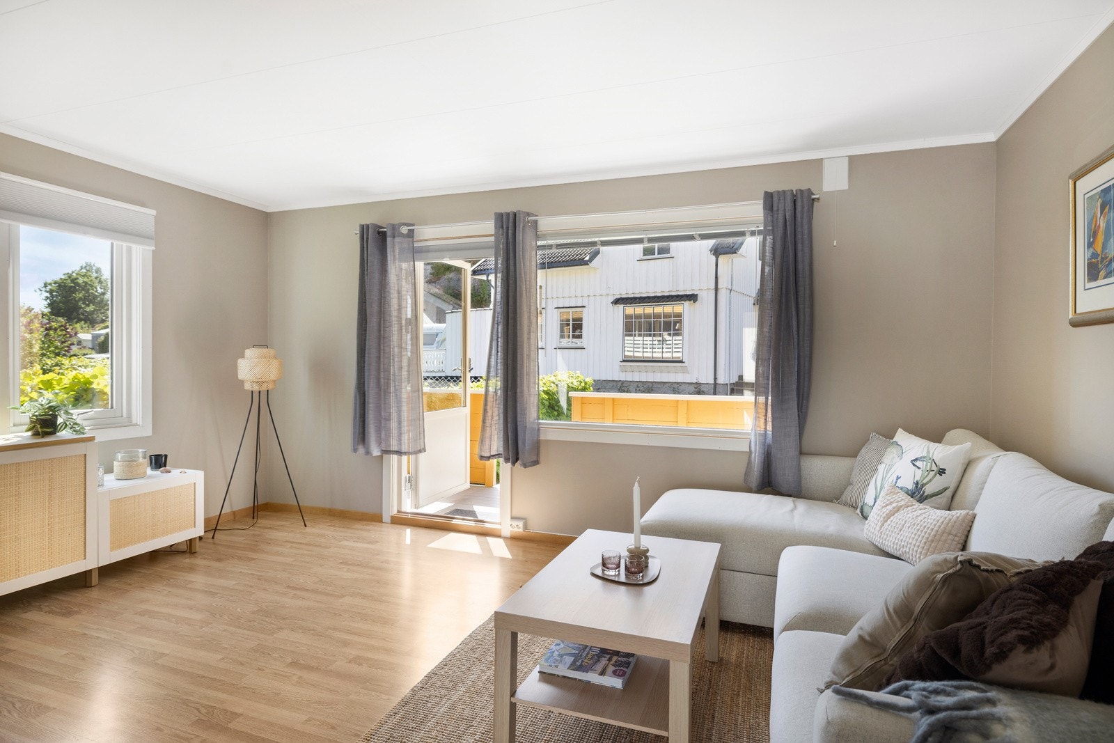 Lyst og trivelig stue med store vindusflater som gir rikelig med naturlig lys, dette skaper en god romfølelse Galleribilde