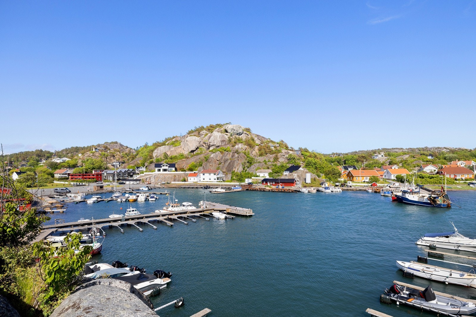 Ula Marina byr på et yrende liv sommerstid med sommeråpent dagligvareforretning, uteservering og båtplasser Galleribilde