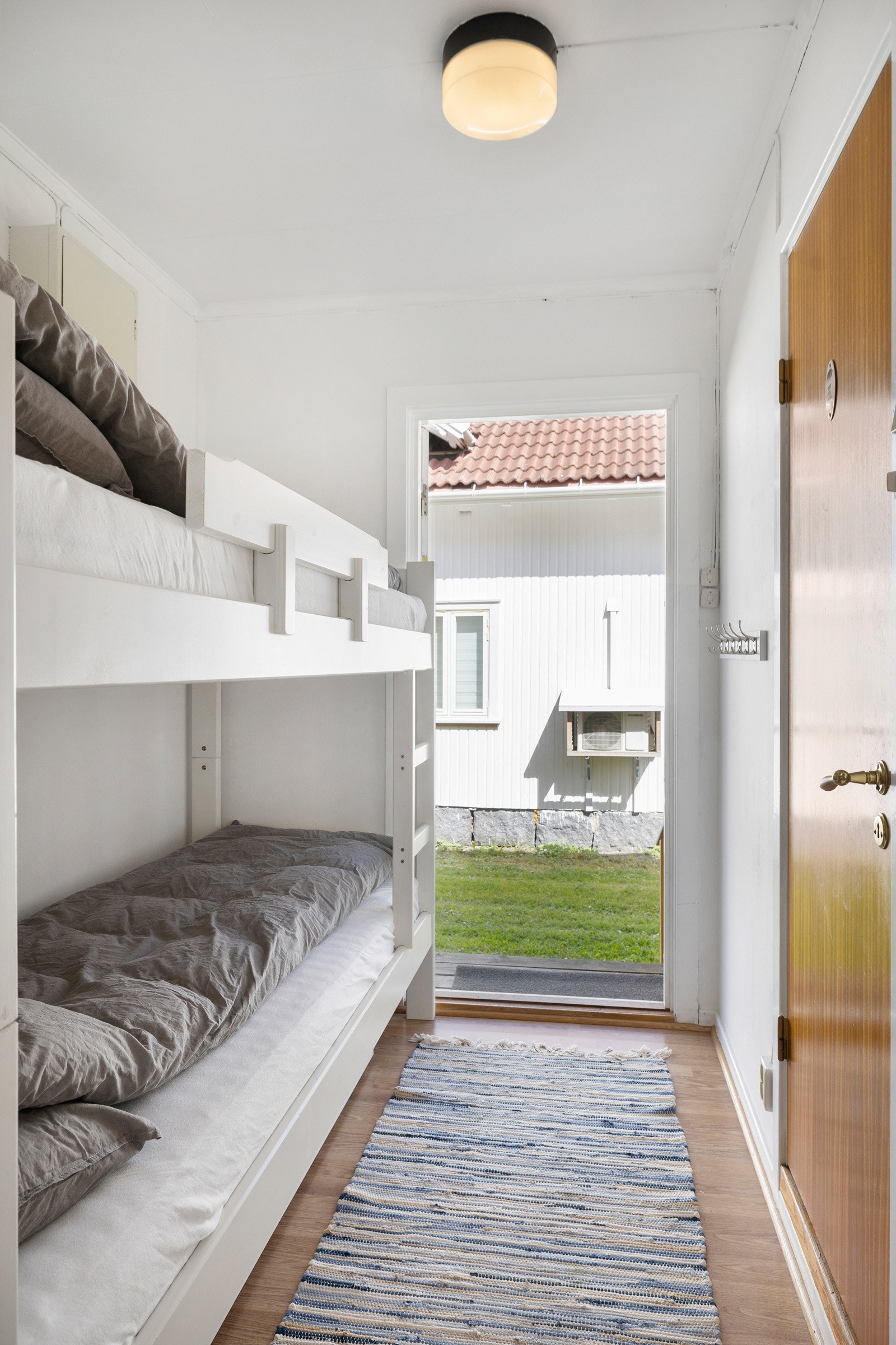 Entréen er i dag innredet med seng Galleribilde