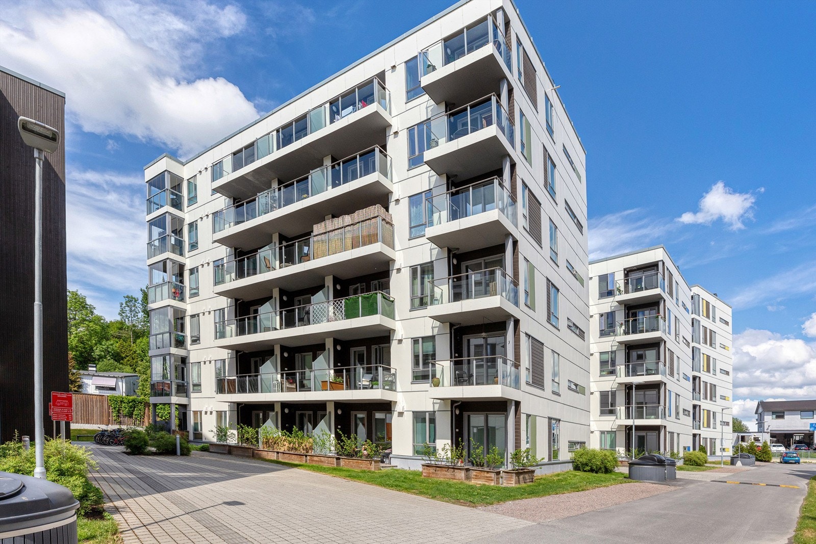 Leiligheten er beliggende i et sentralt boligområdet på Kjeller. Galleribilde