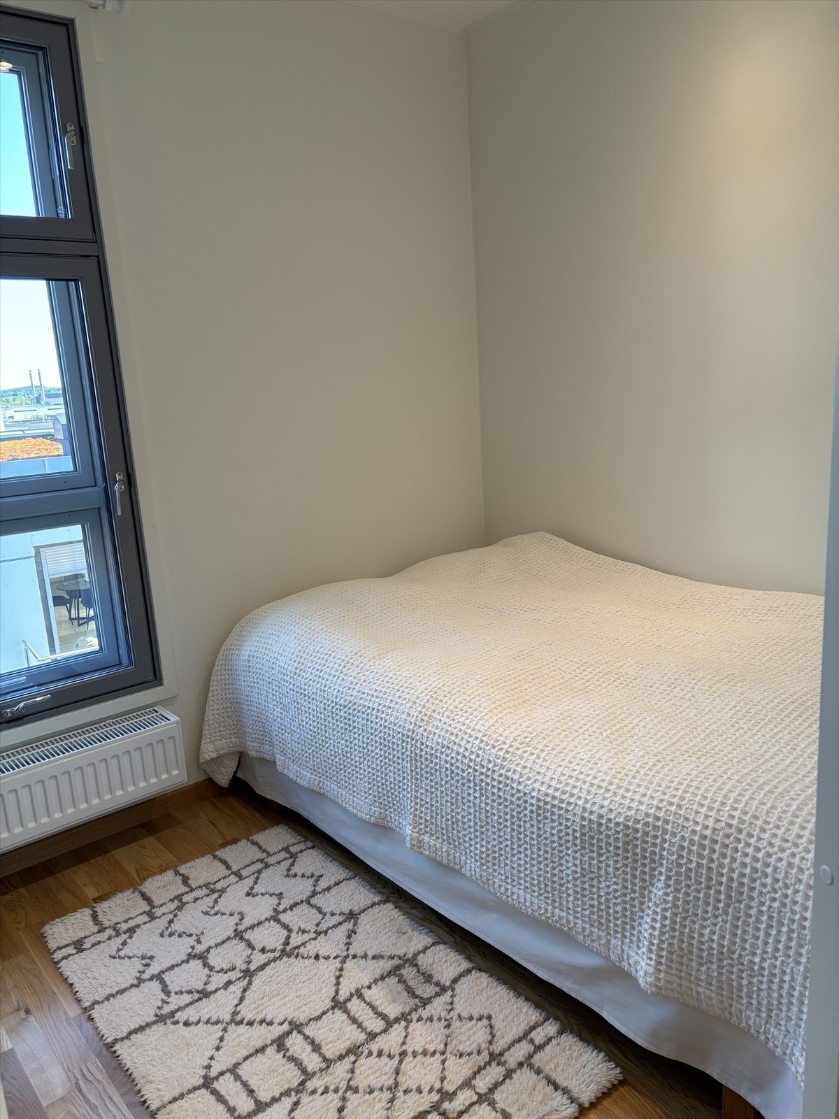 Det er satt inn en ny seng på soverommet (120x200) Galleribilde