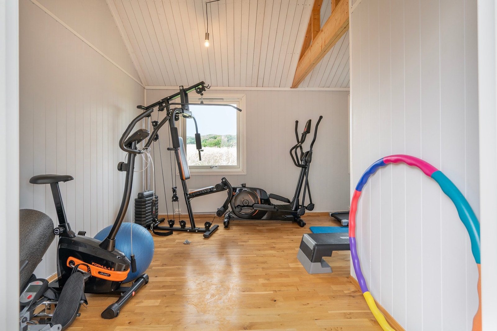 Uthus m/ trimrom og vedbod. Galleribilde