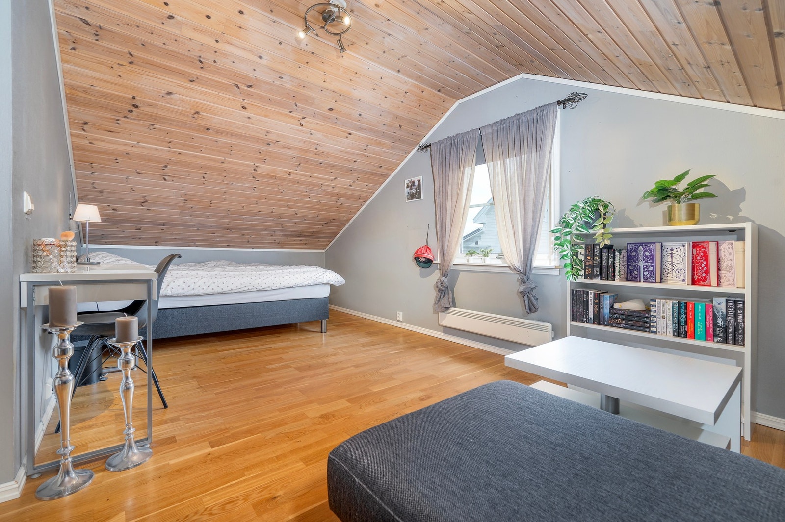 Store vindusflater på loftet. Galleribilde