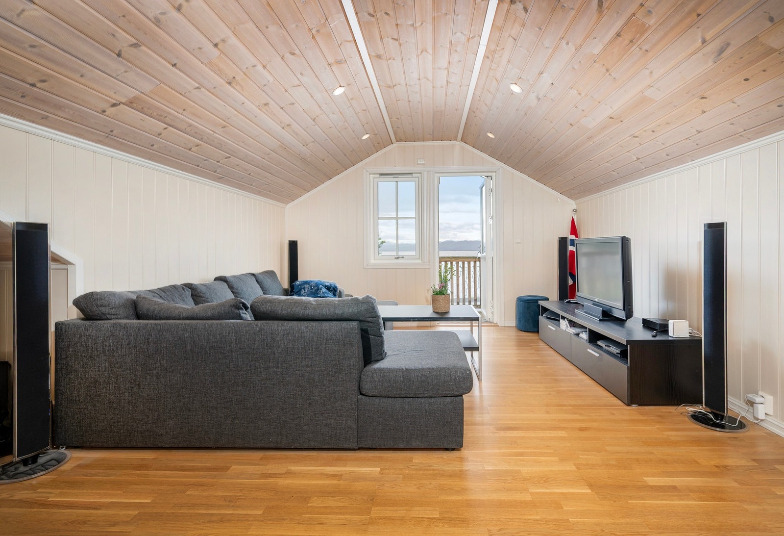 Her har du god plass til stor sofagruppe - perfekt for filmkvelder! Galleribilde