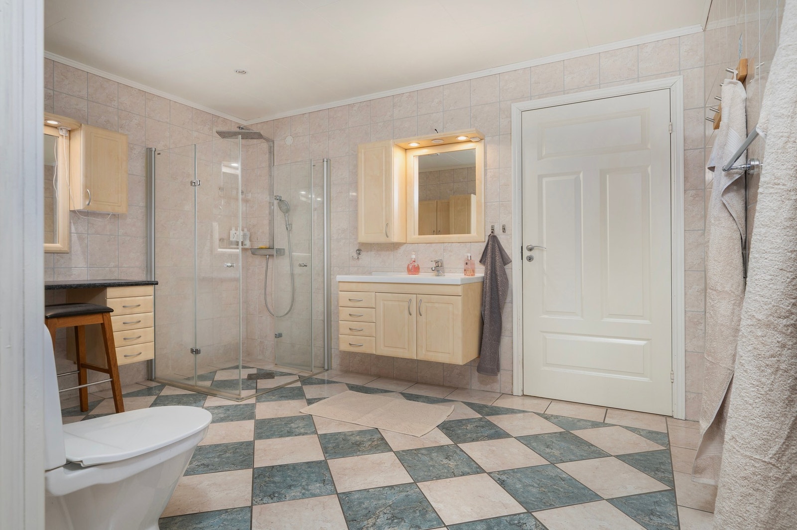 Stort, flislagt baderom i 1. etasje. Galleribilde