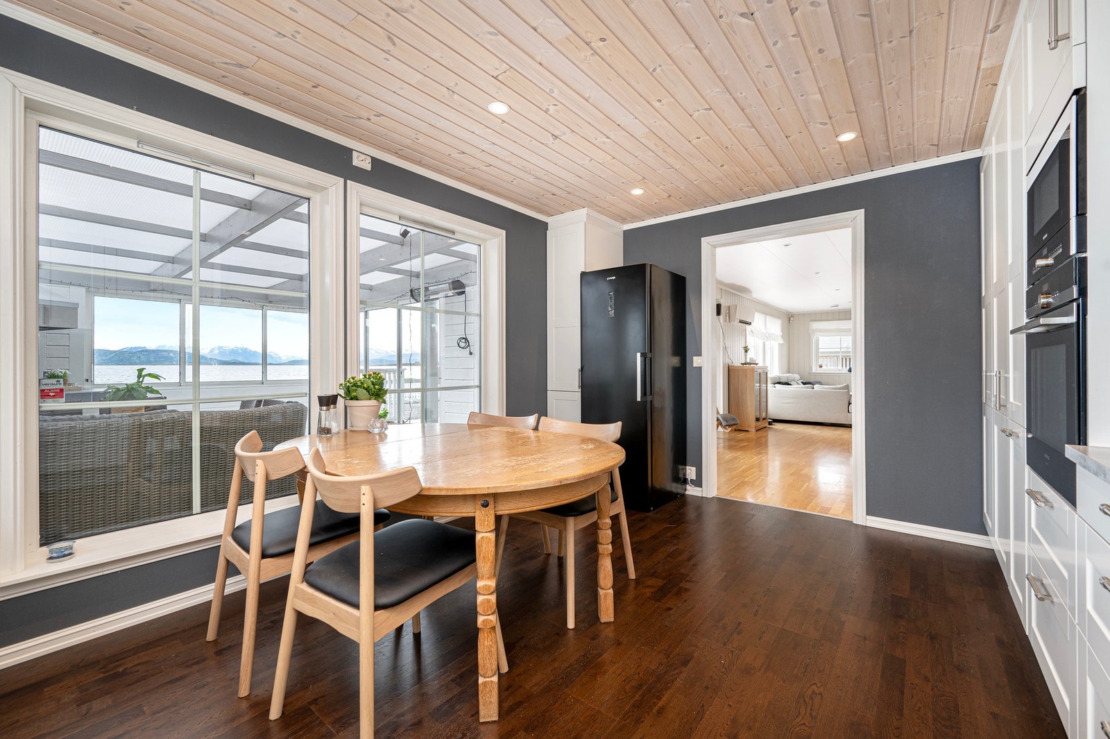 Plass til spisegruppe på kjøkkenet. Galleribilde