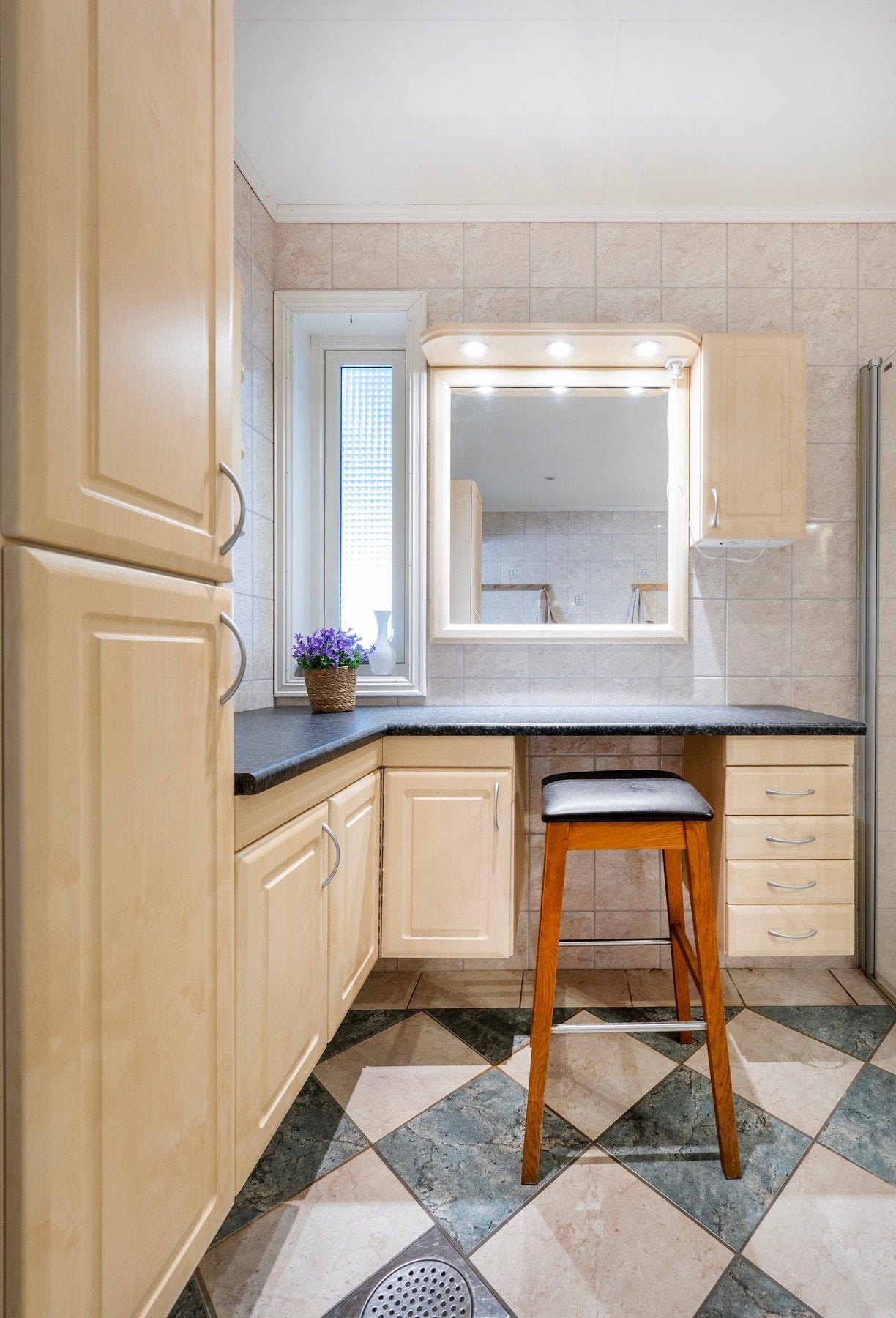 Oppbevaringsplass i innredning og skap. Galleribilde