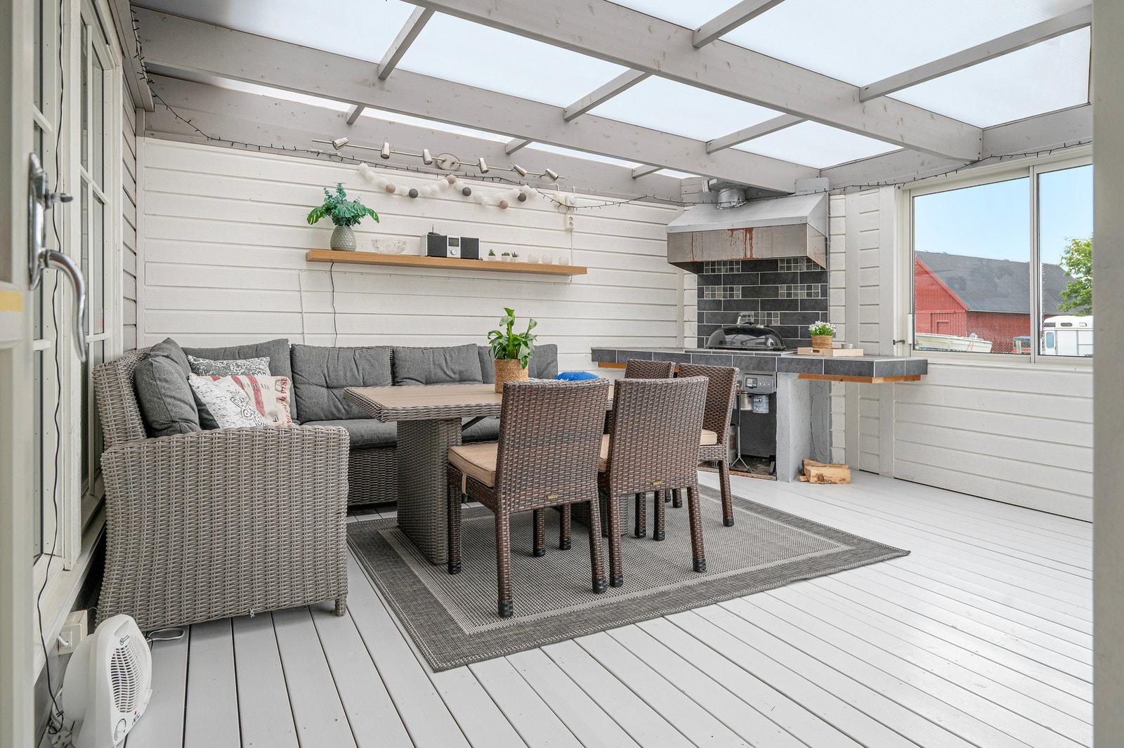 Her kan man nyte uteplassen året rundt! God plass til stor spisegruppe. Galleribilde