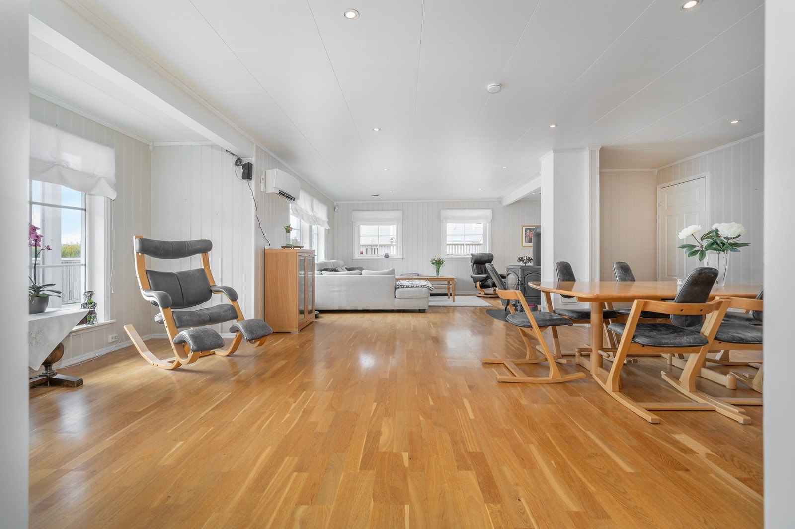 Denne boligen har en gjennomtenkt planløsning over to etasjer. Galleribilde