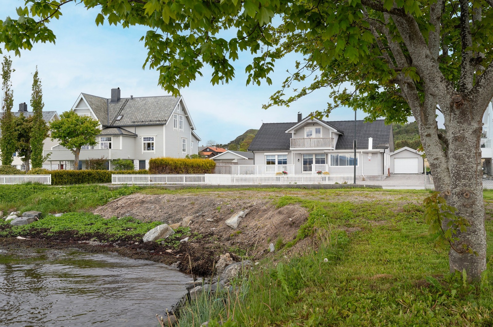 Til eiendommen tilhører og en tomteparsell på andre siden av vegen med strandlinje. Galleribilde