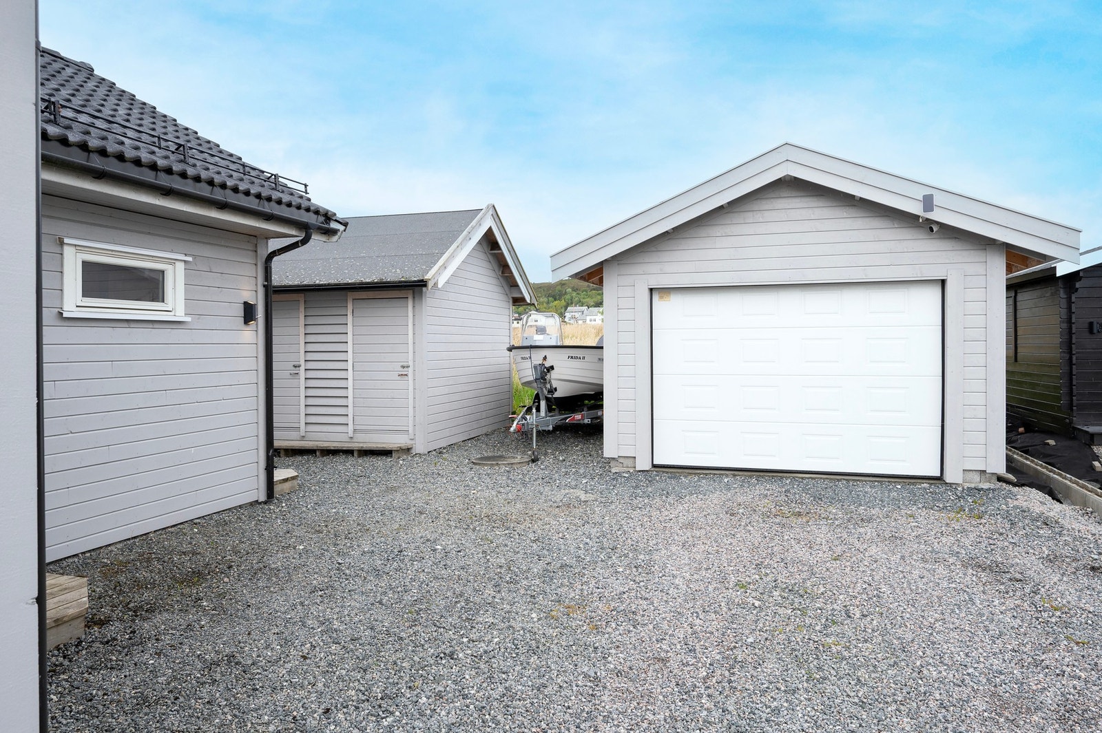 Frittstående garasje som ble bygget i 2021 på tidligere uthusfundament. Galleribilde