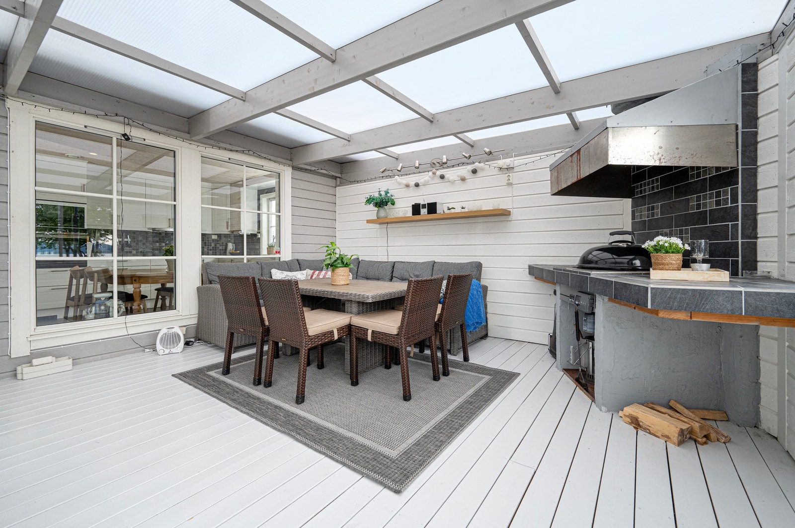 Utendørs kjøkken med oppmurt og flislagt grill! Galleribilde