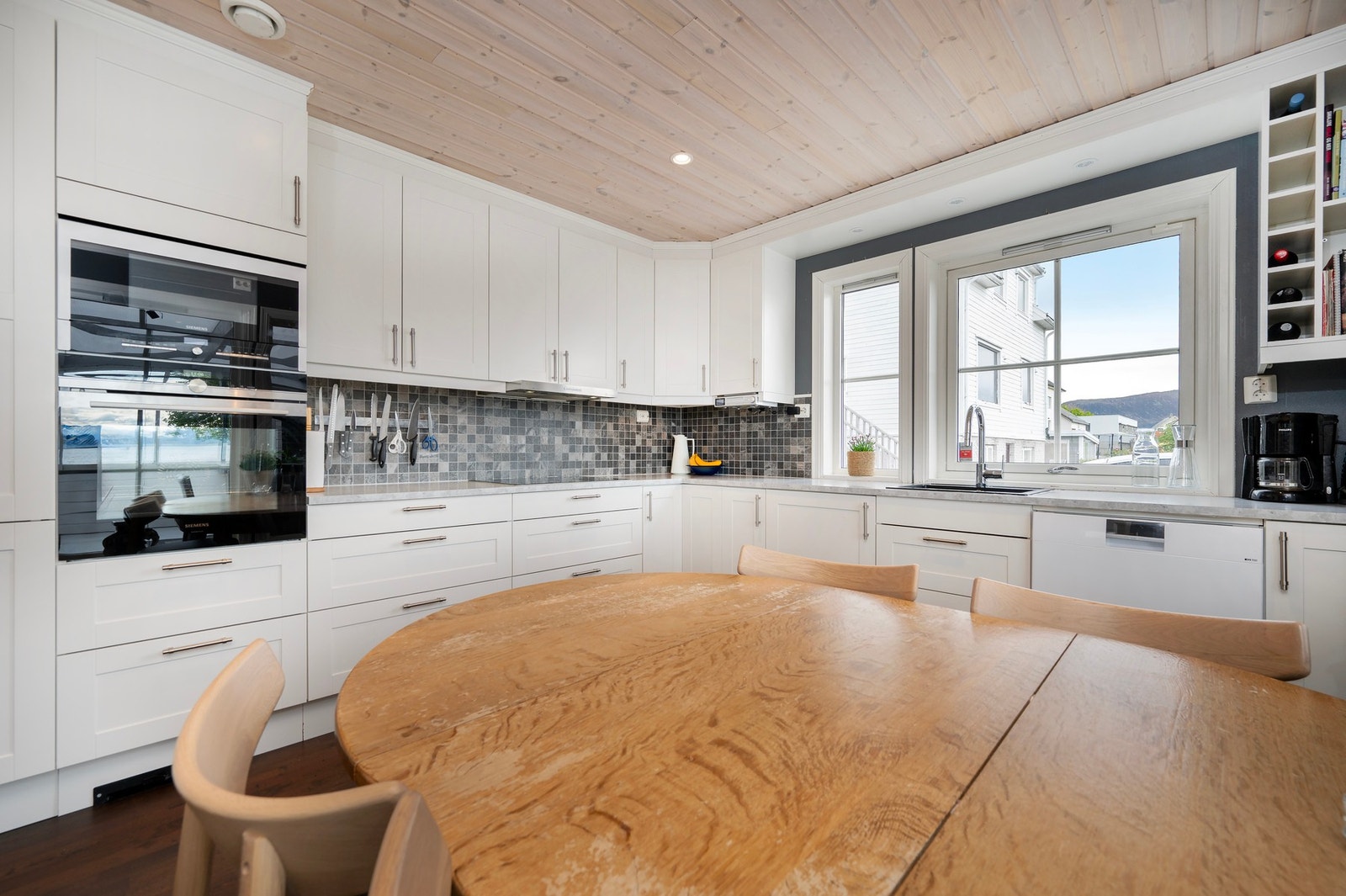 Her har du godt med både skap- og benkeplass. Legg merke til skapene som går helt opp. Galleribilde