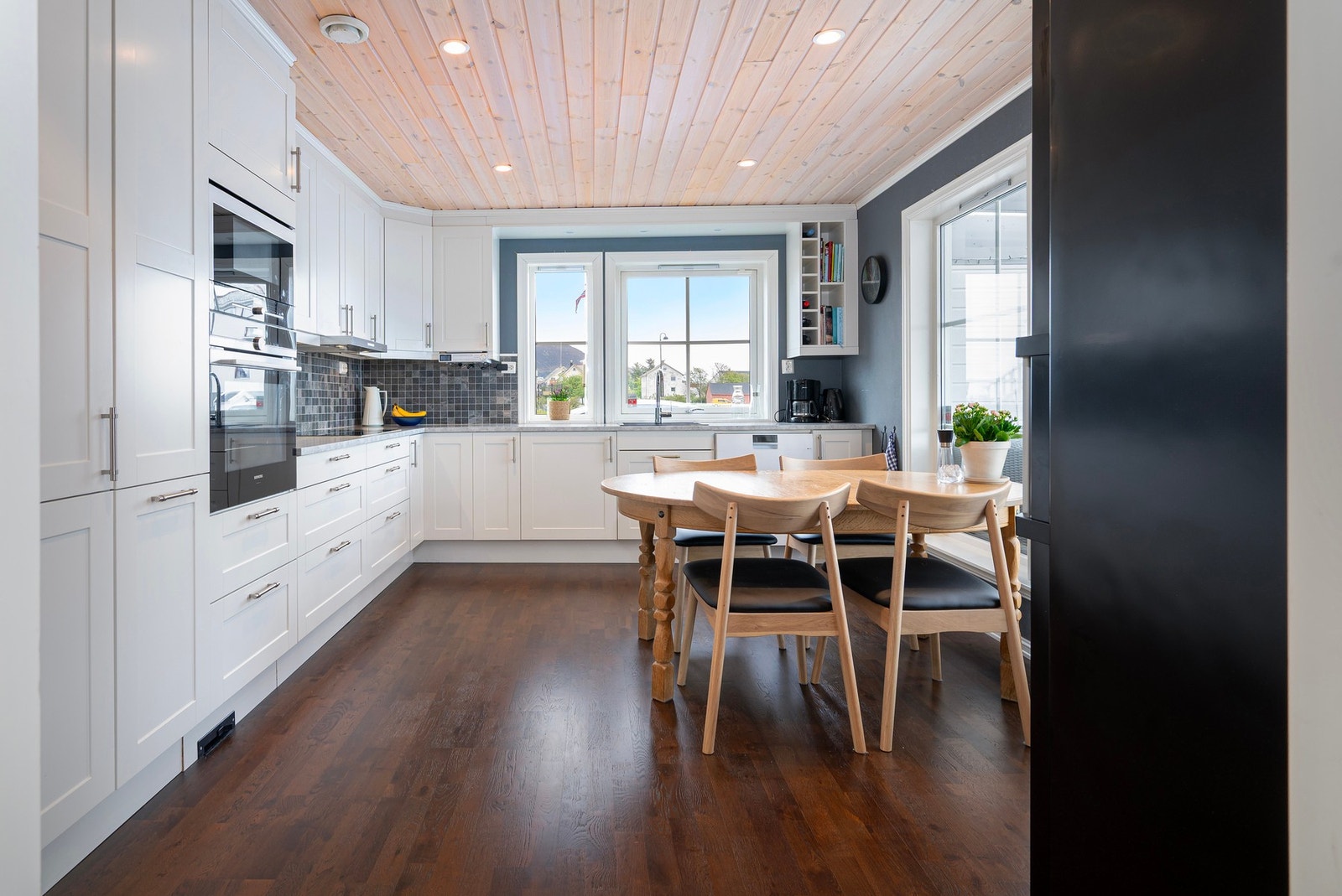 Kjøkkenet har en romslig og innholdsrik innredning fra 2016, med klassiske hvite profilerte fronter. Galleribilde