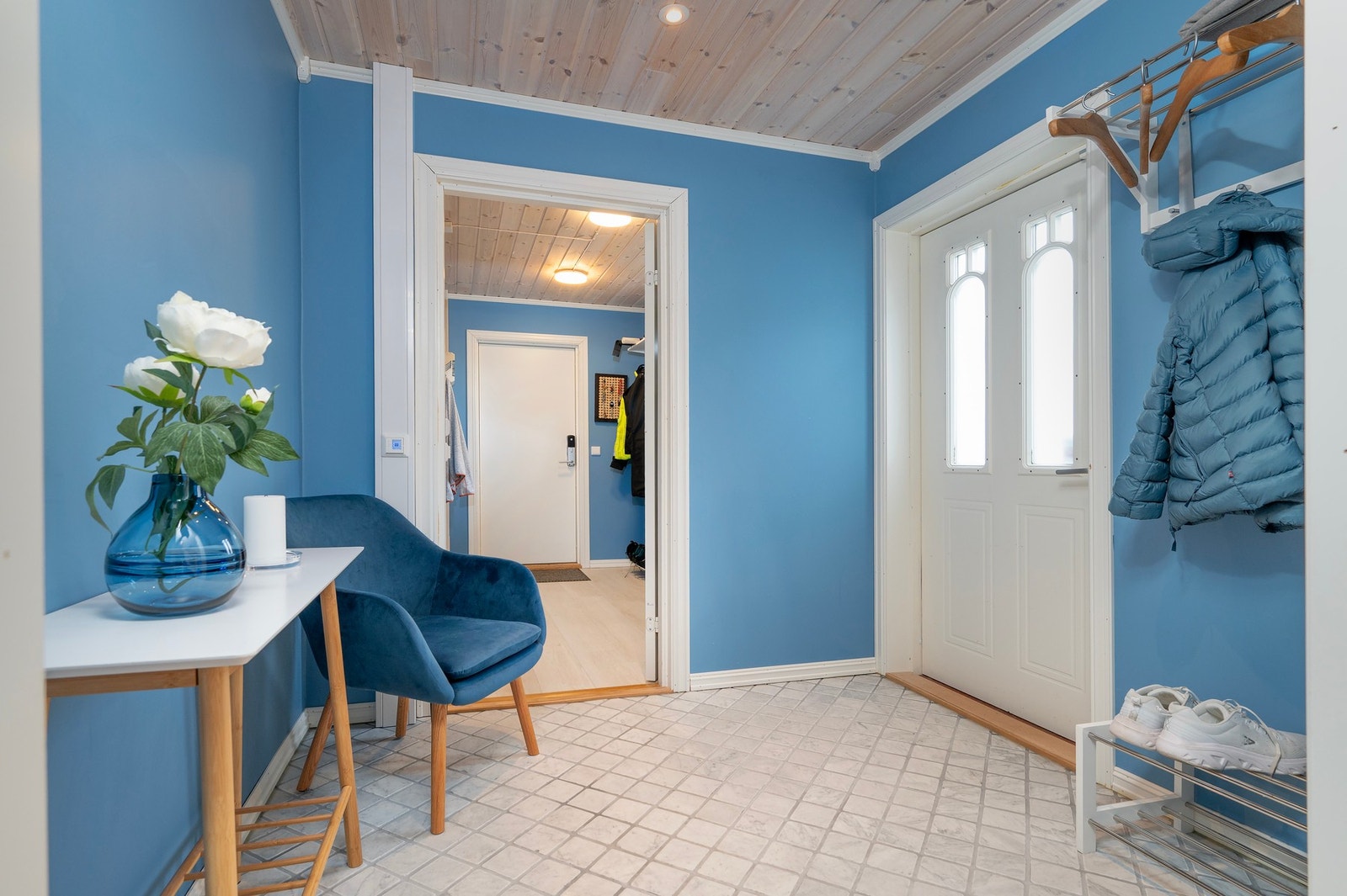 Trivelig inngangsgparti med god plass til å henge fra seg tøy og sette fra seg sko. Galleribilde