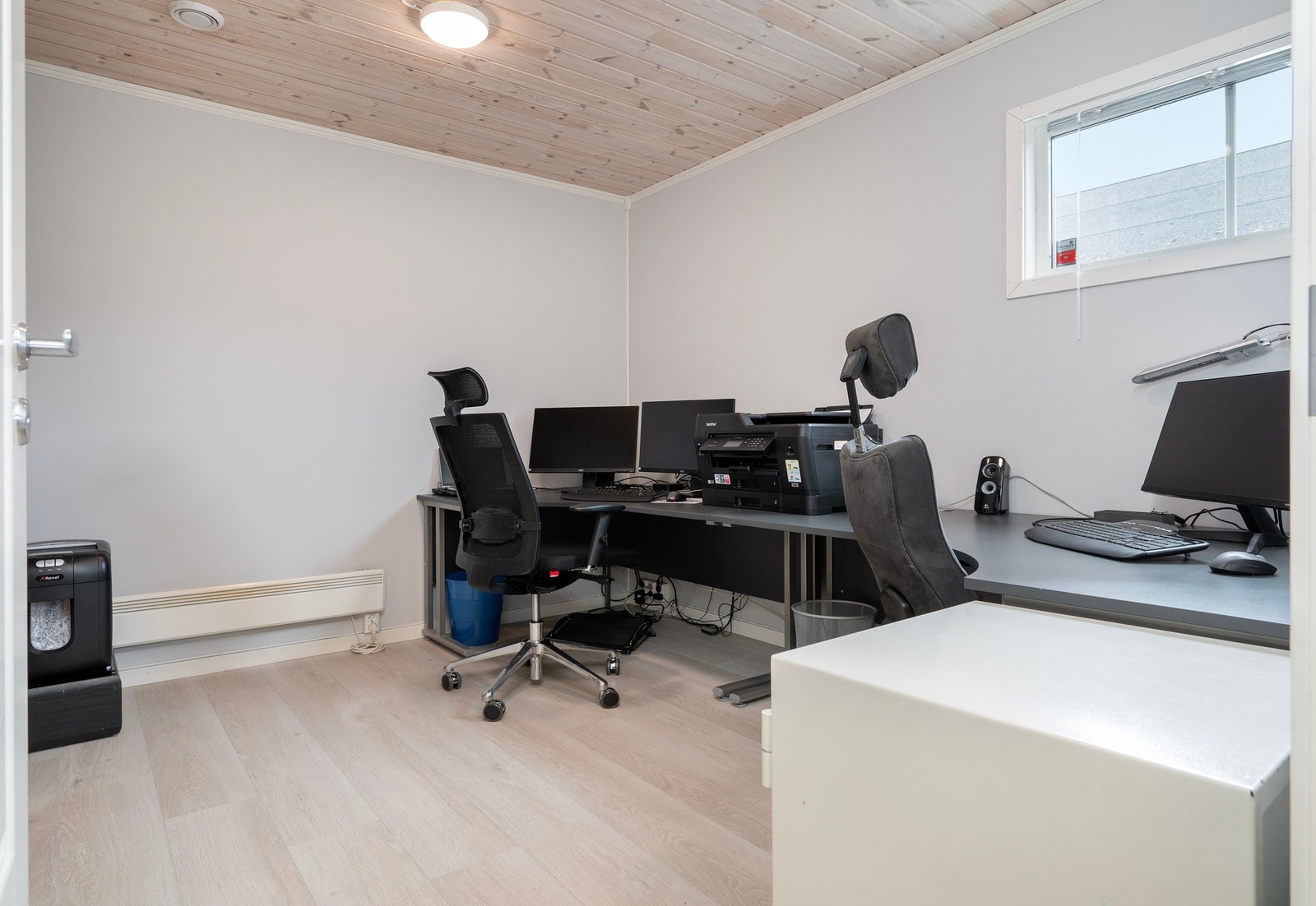 Opprinnelig integrert garasje er gjort til boligrom med kontor
og gang. Galleribilde