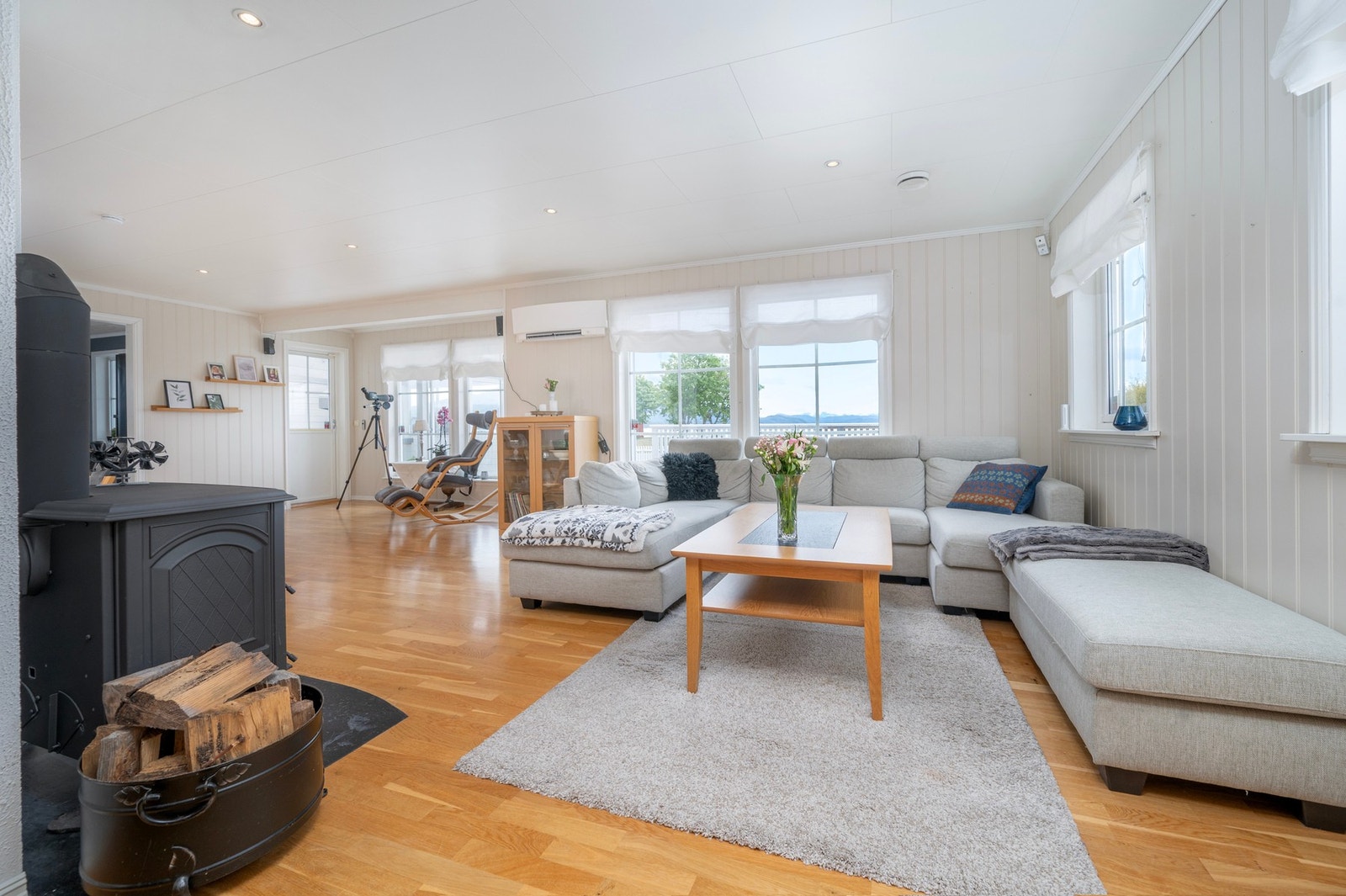 Stuen er av god størrelse og har naturlige soner. Galleribilde