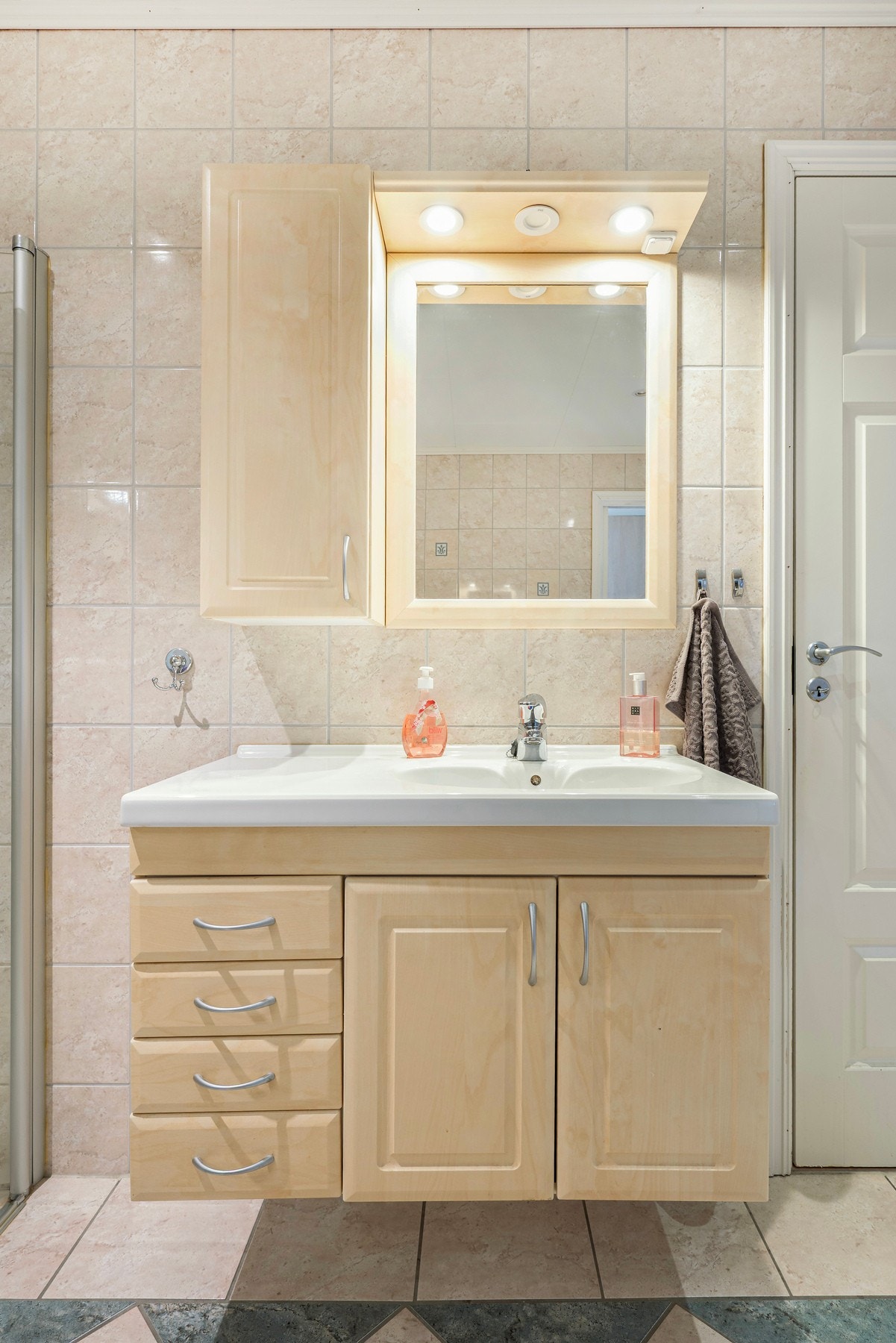 Speilskap med lys. Galleribilde