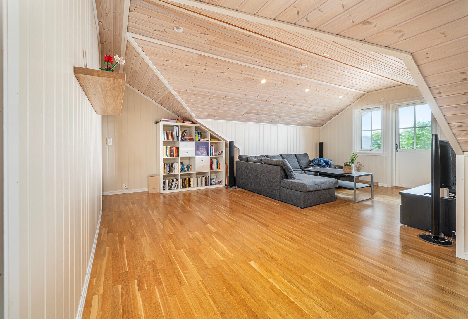 Vi tar turen opp til 2. etasje hvor vi finner en stor loftstue. Galleribilde