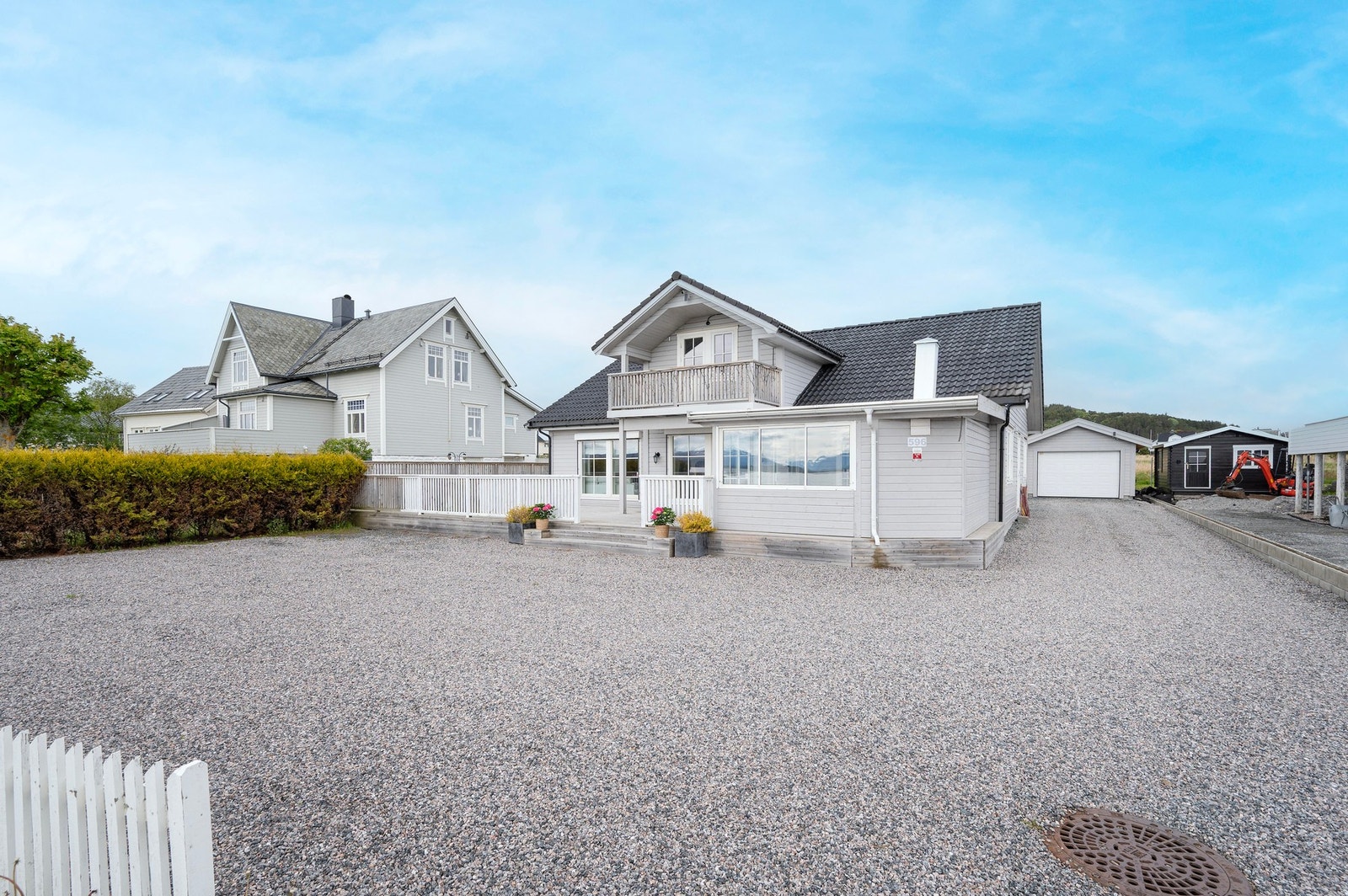 Enebolig med plate på mark og med innredet 1. etasje og innredet loft. Galleribilde