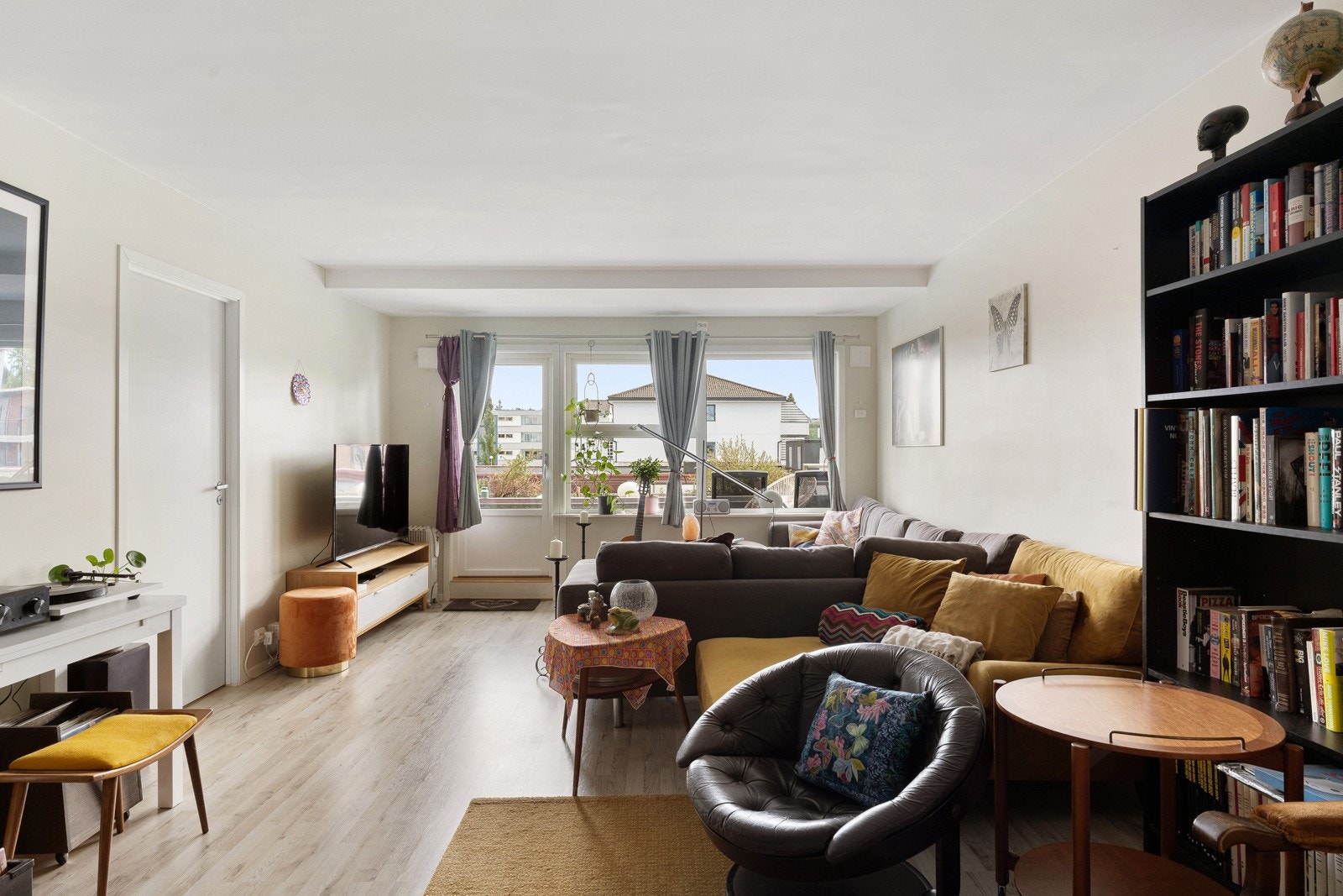 Det er god plass til sofa-krok med tv-seksjon, spisebord av ønsket størrelse og annet ønsket møblement. Galleribilde