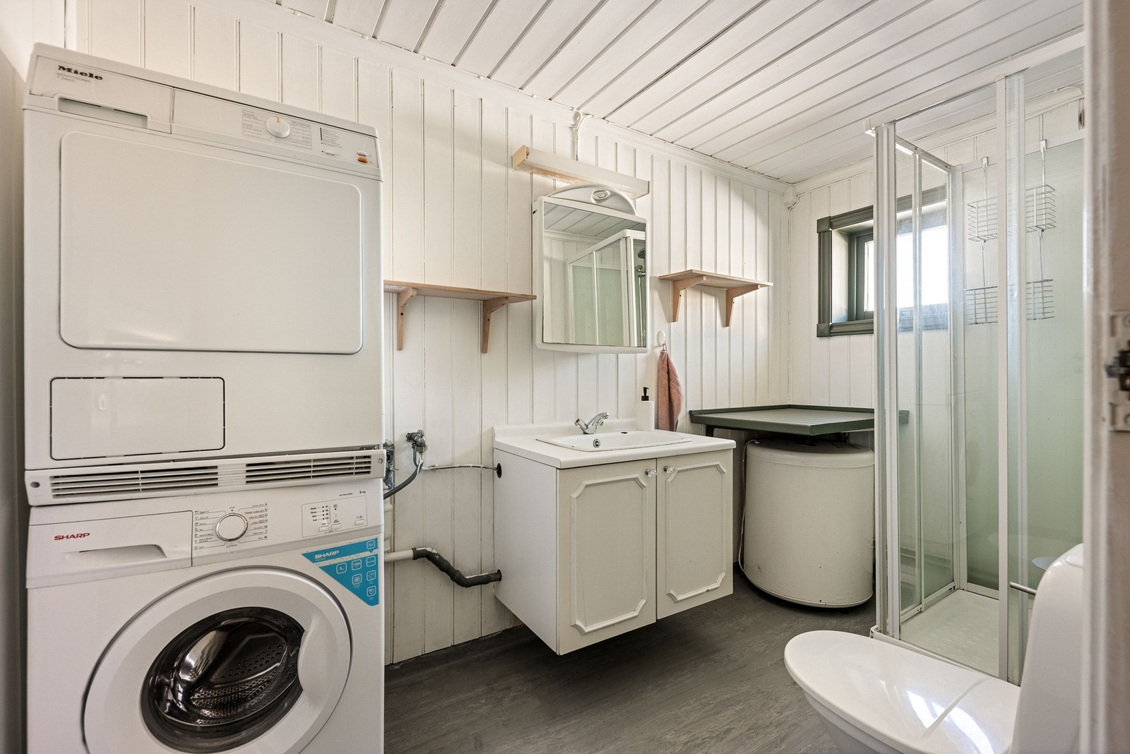 Bad med opplegg for vaskemaskin Galleribilde