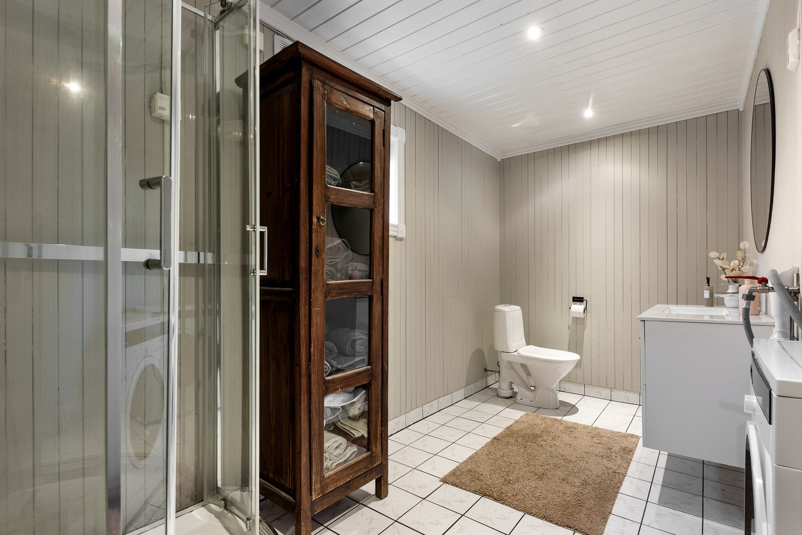 Pent bad med dusj, toalett og nedfelt servant. Galleribilde