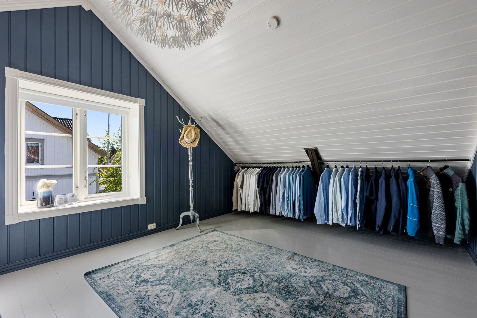 Praktisk plass til oppbevaring av klær. Galleribilde