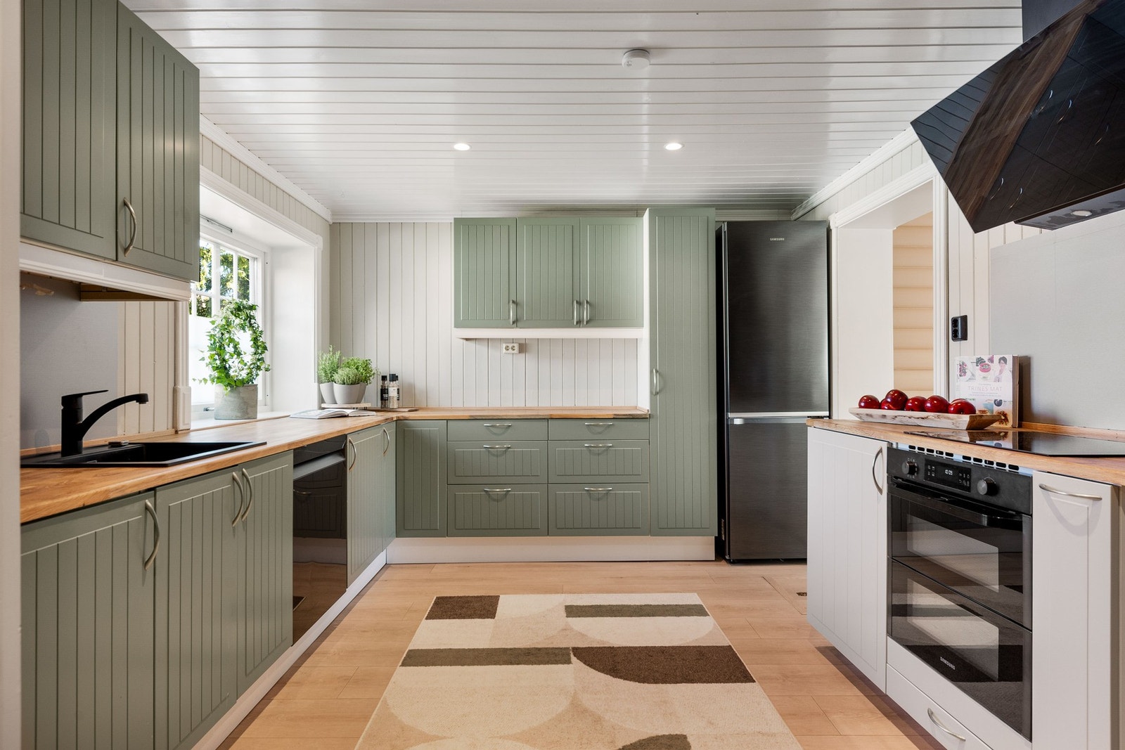 Pent kjøkken med godt med skap- og benkeplass. Galleribilde